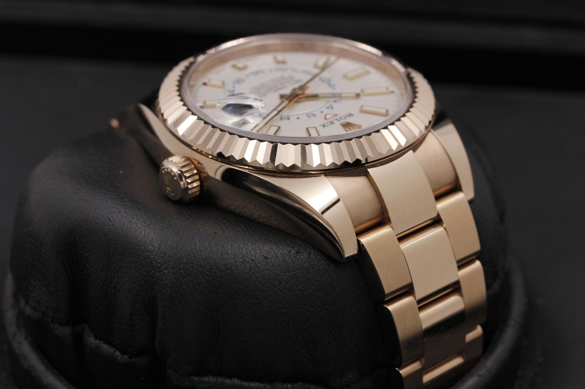 Watch Image 4
