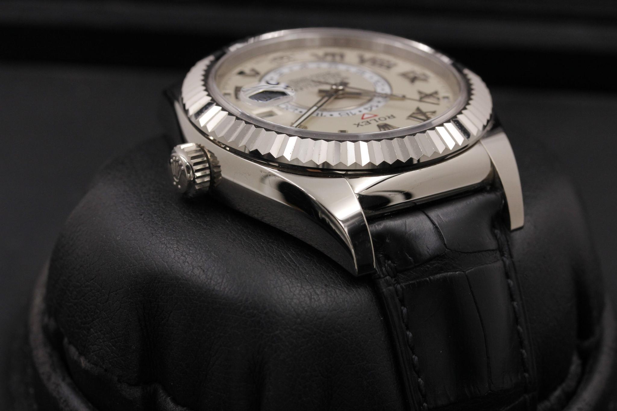 Watch Image 4