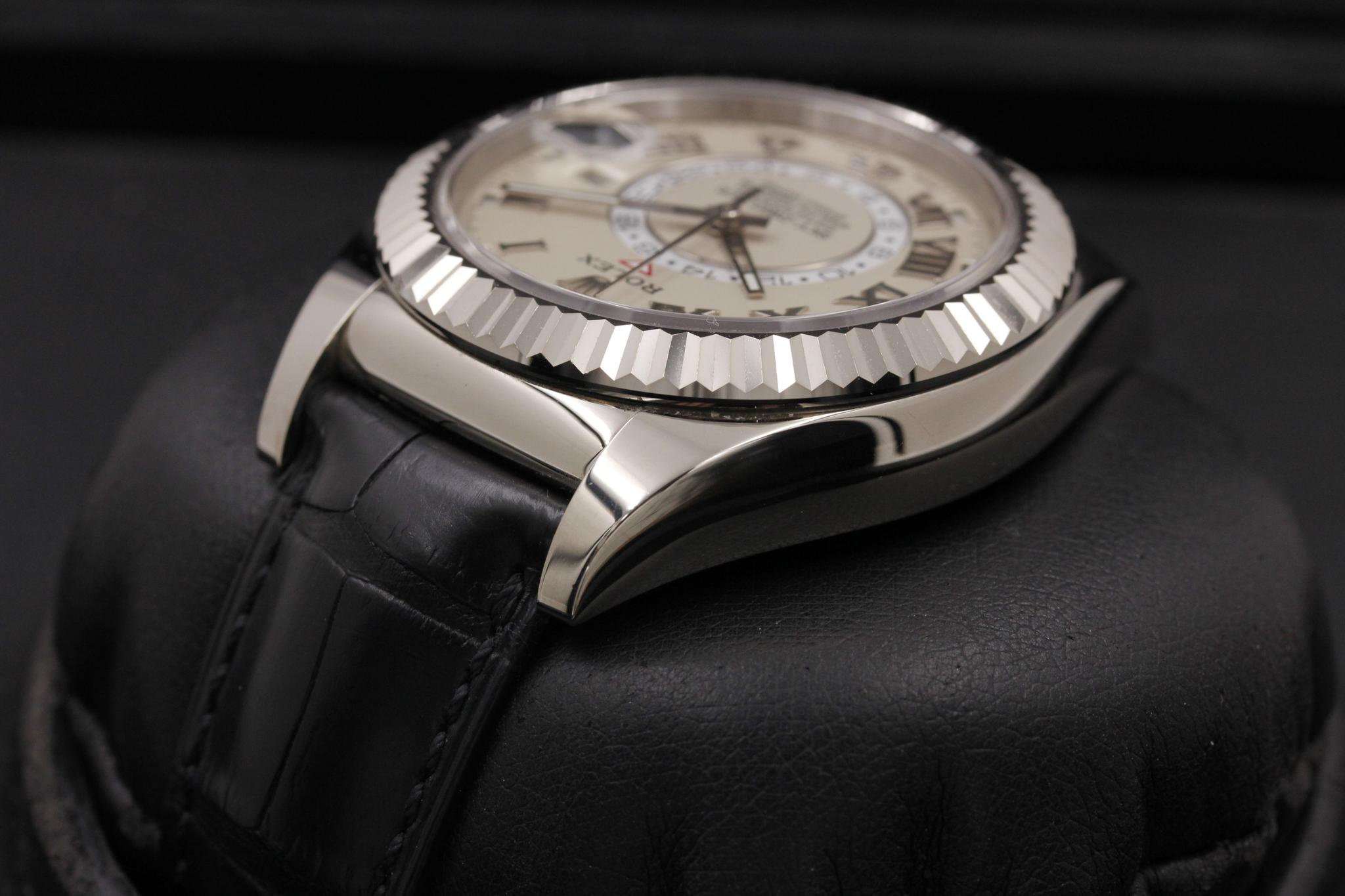Watch Image 5