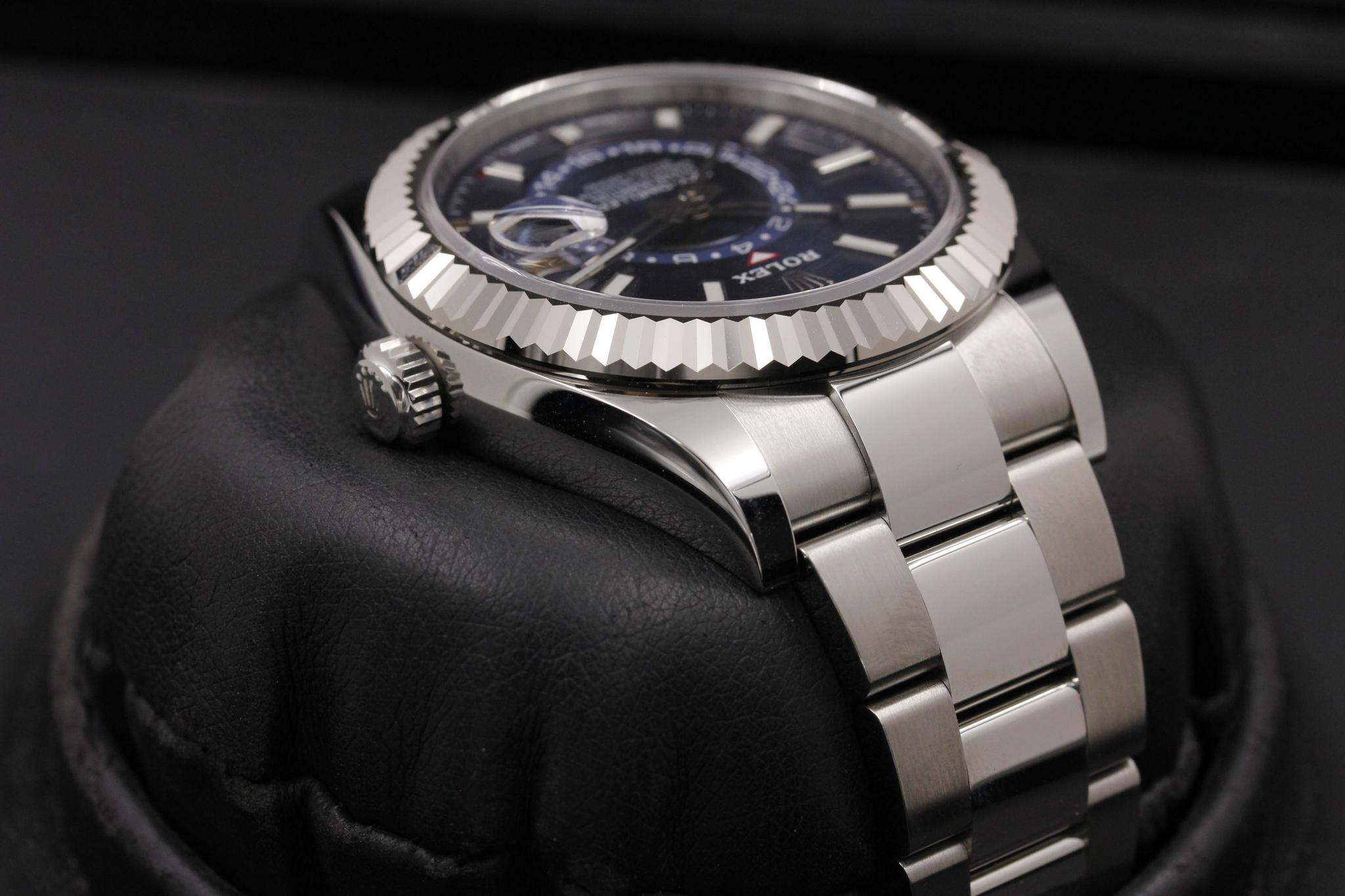 Watch Image 4