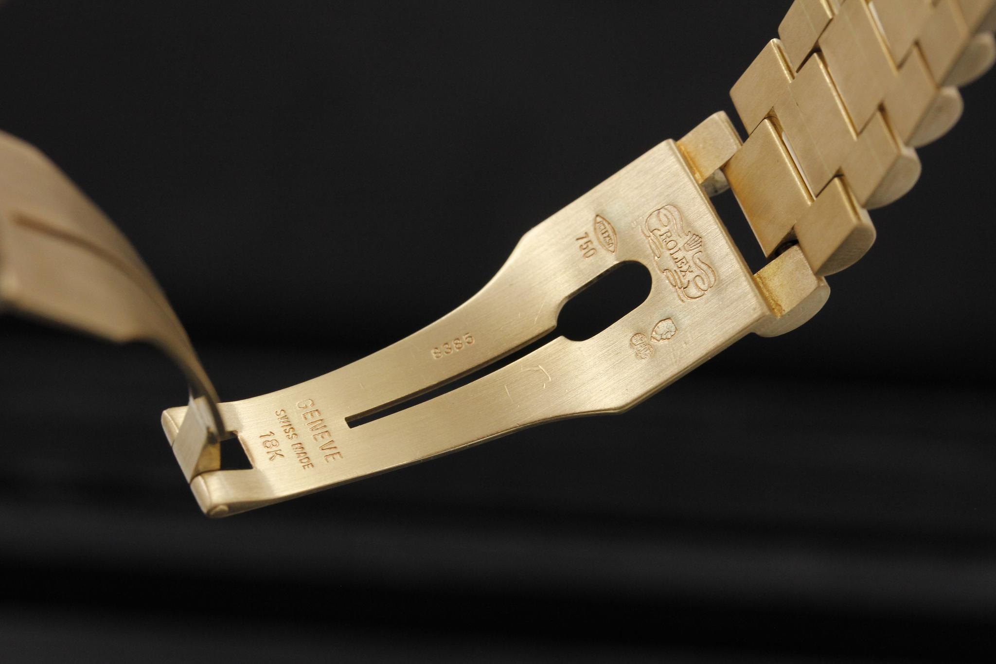 Watch Image 10