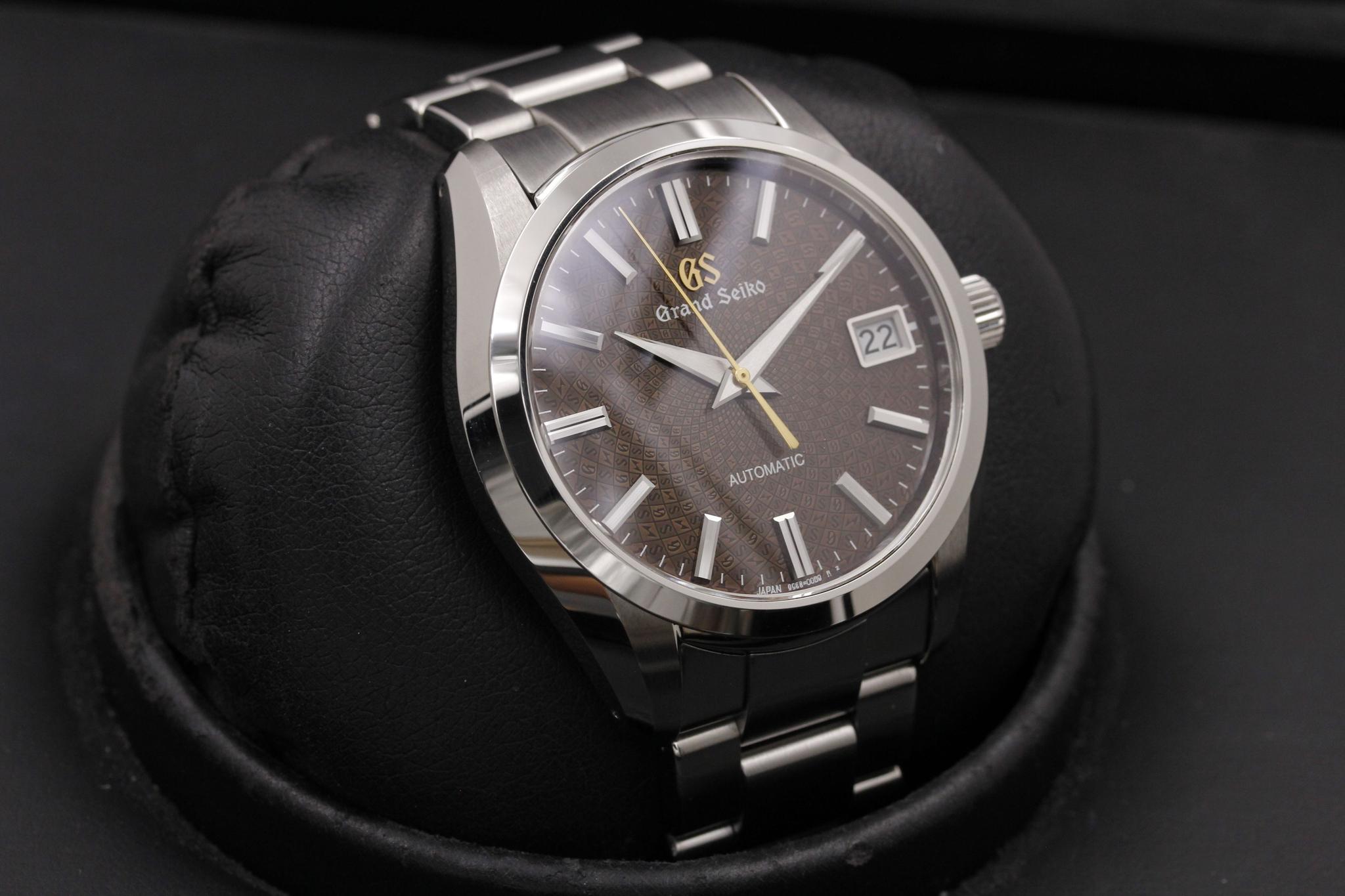 Watch Image 10