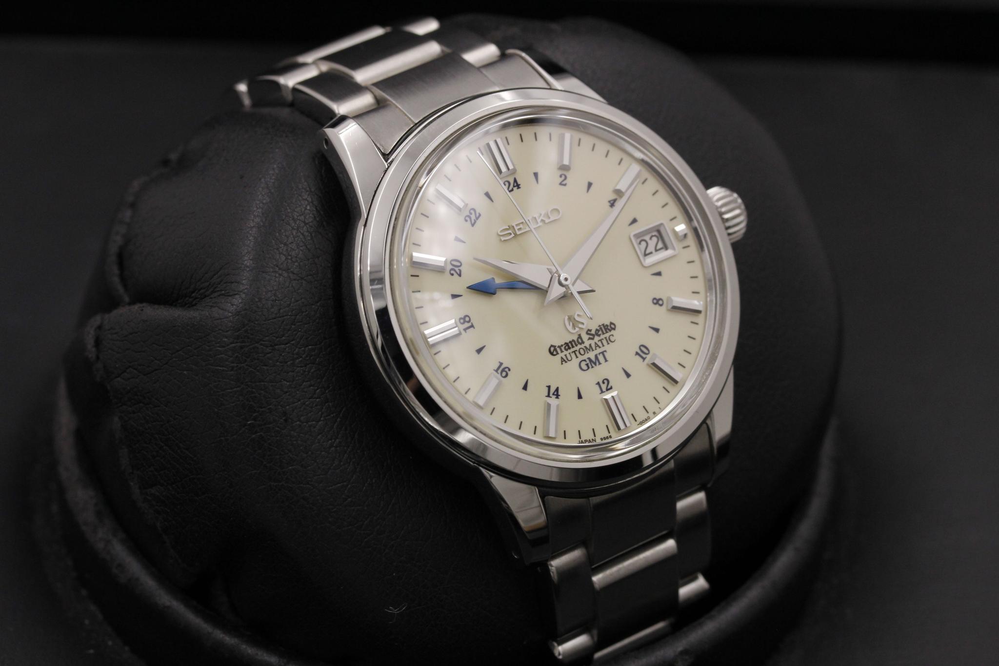 Watch Image 10