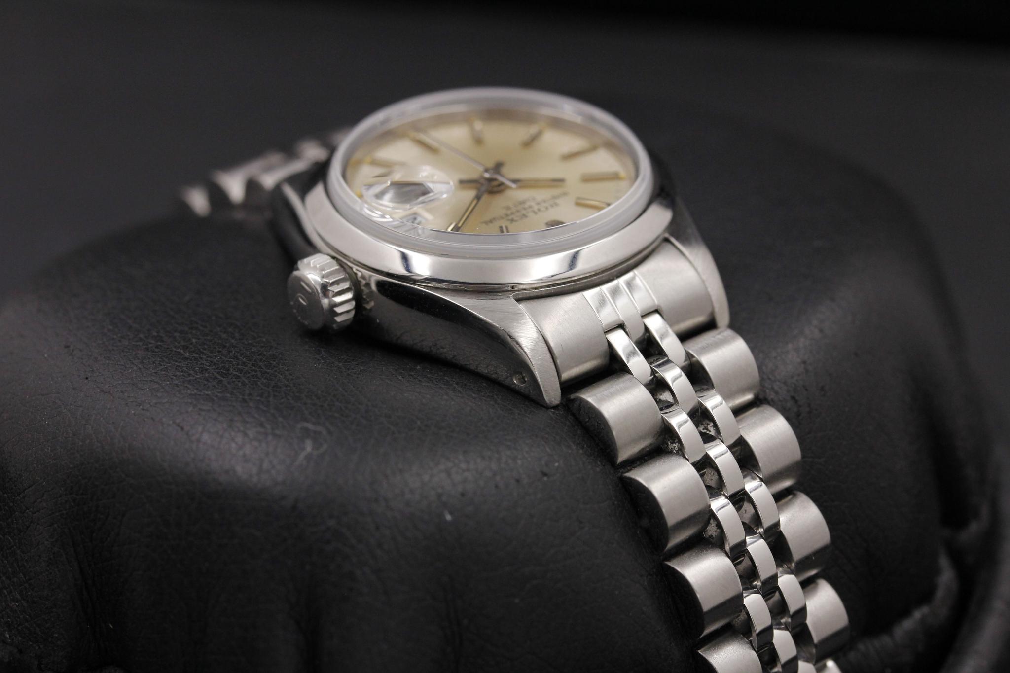 Watch Image 4