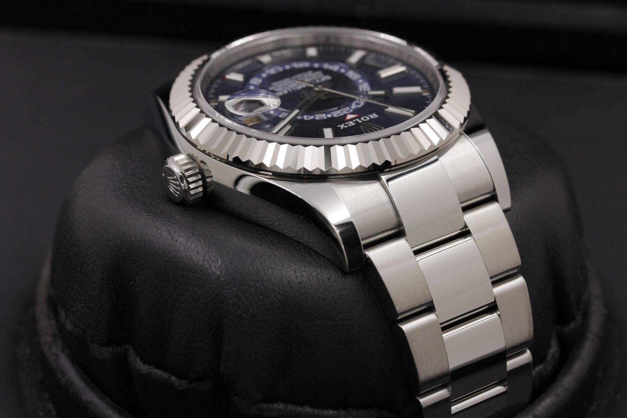 Watch Image 4
