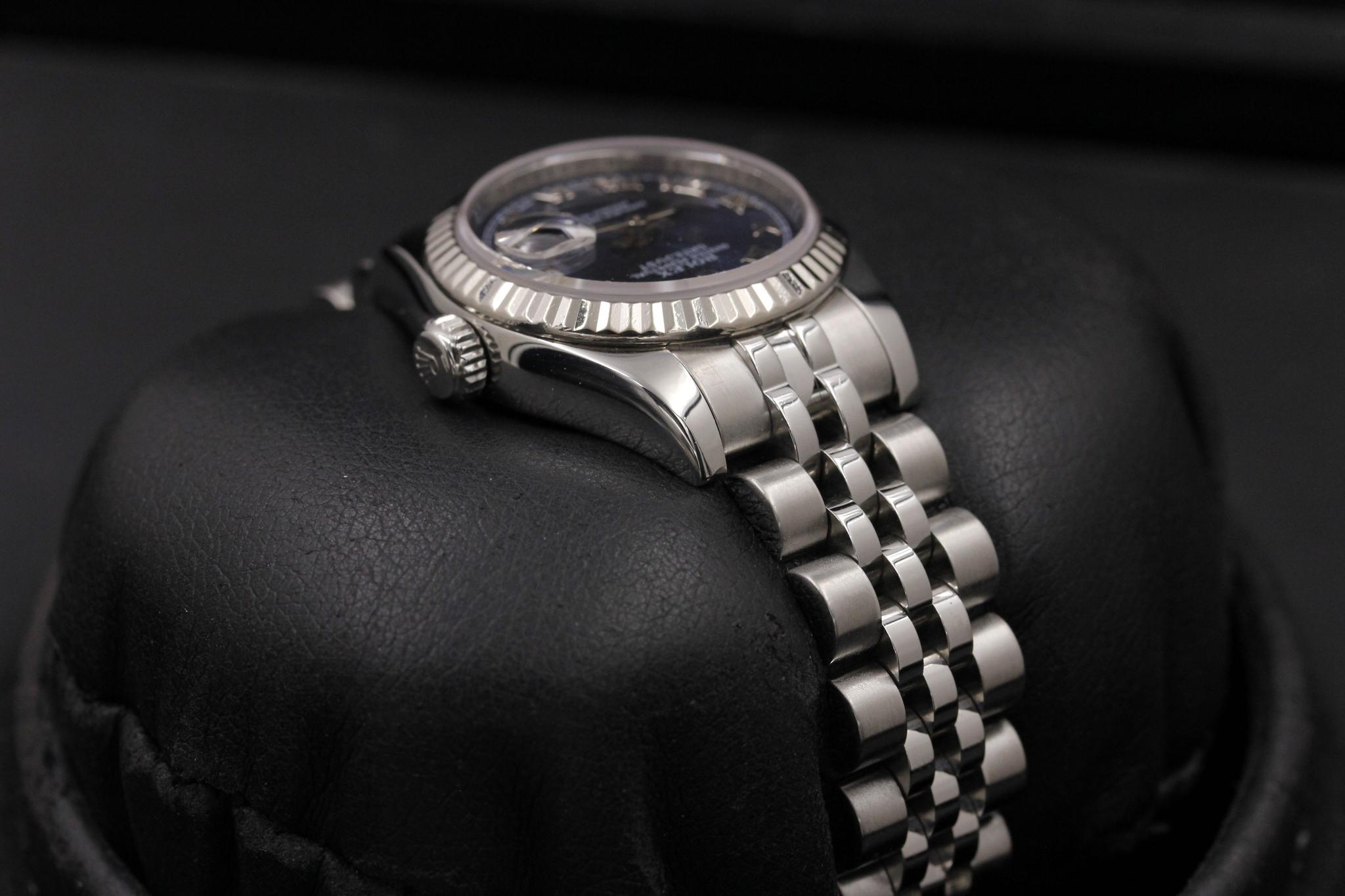 Watch Image 4