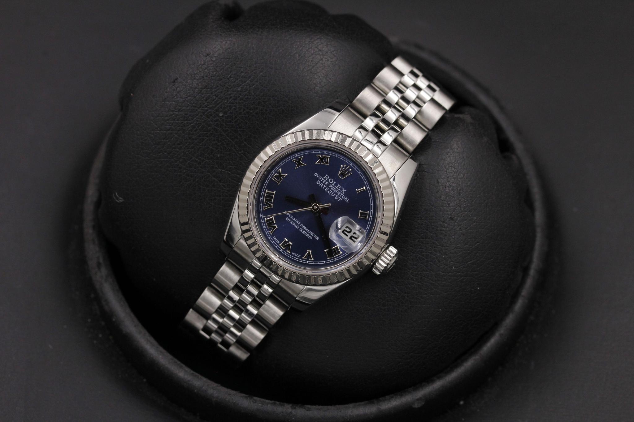 Watch Image 11