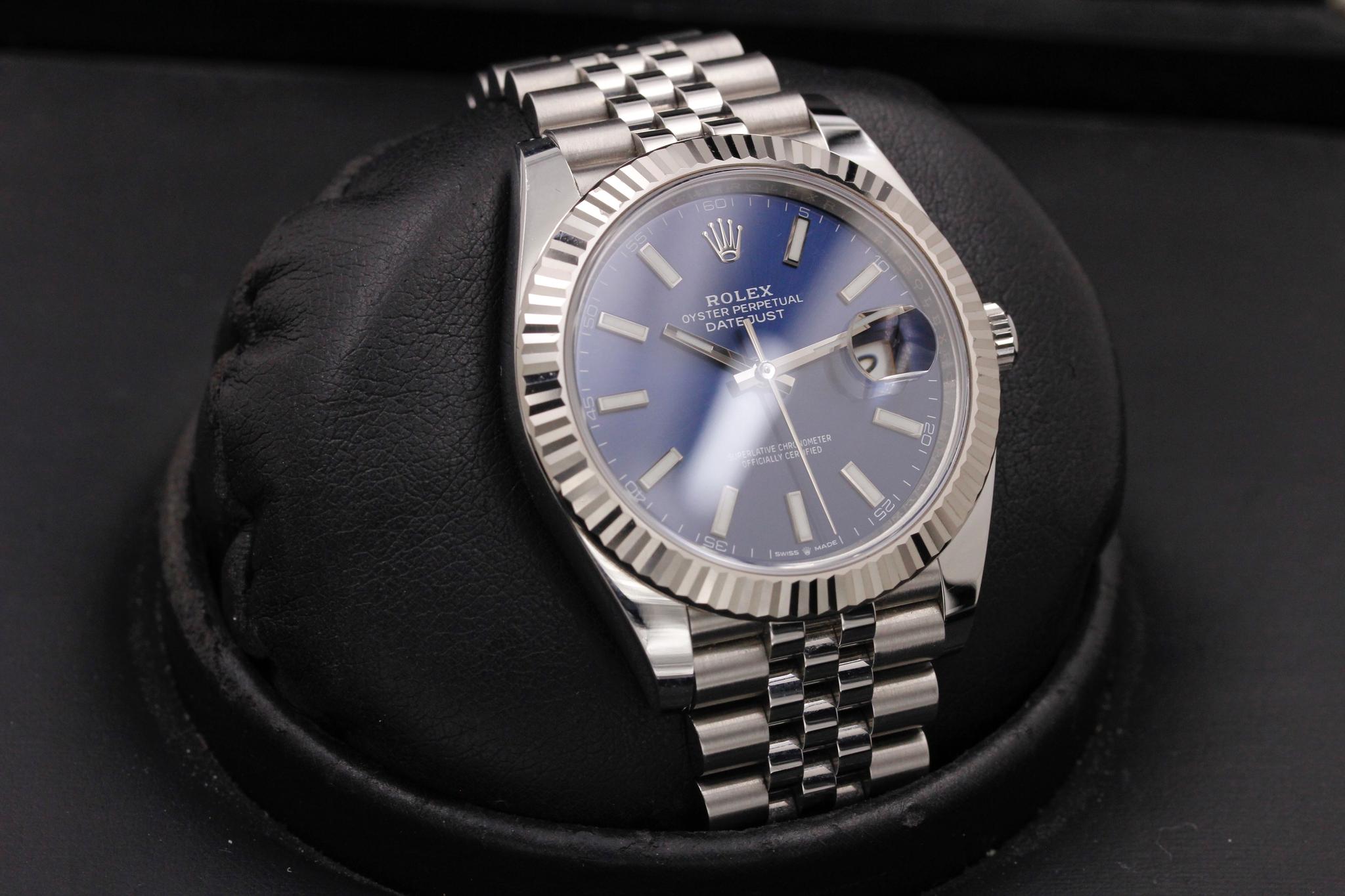 Watch Image 10
