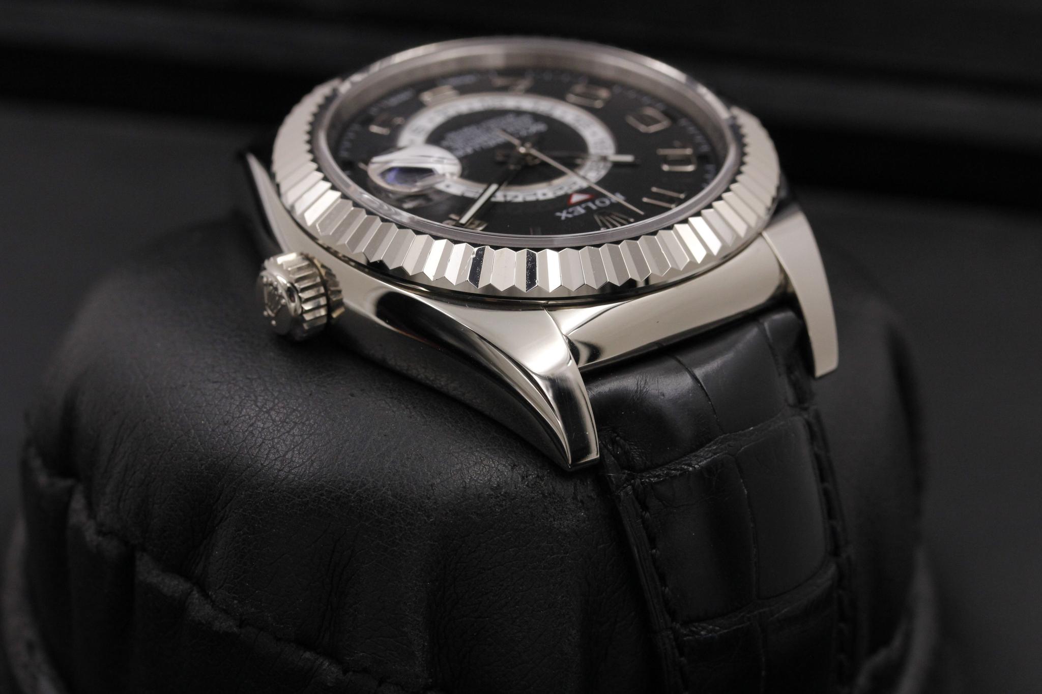 Watch Image 4