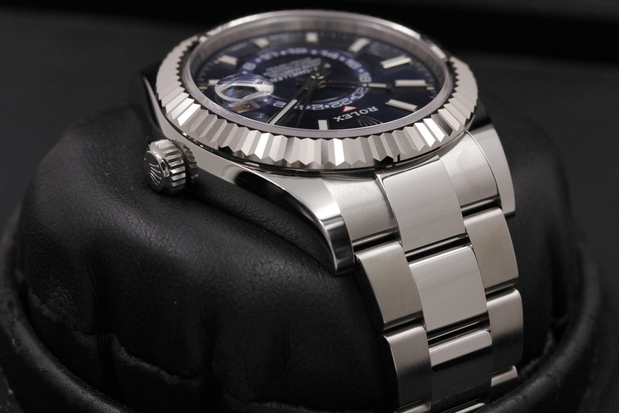 Watch Image 4