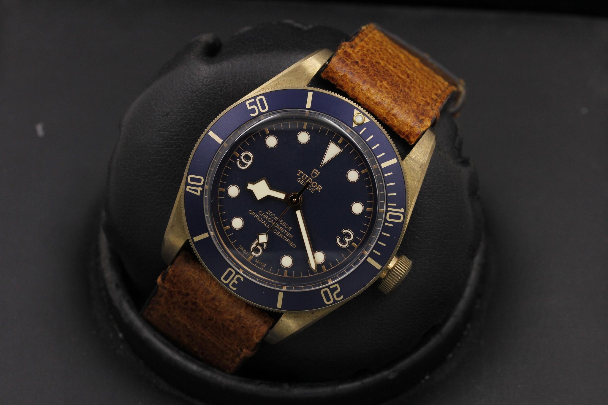 Watch Image 9