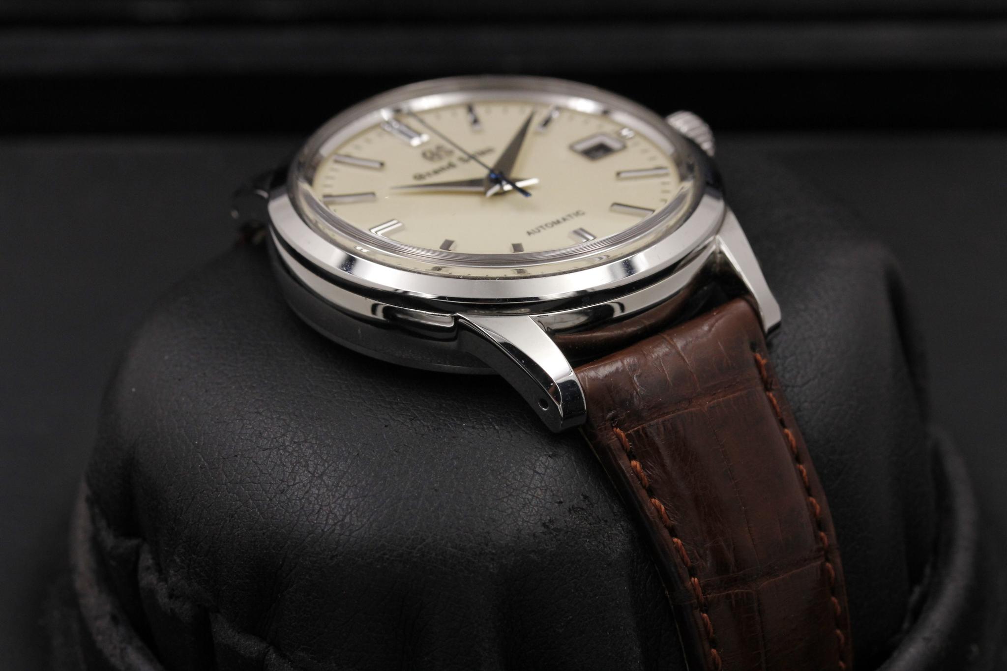 Watch Image 6