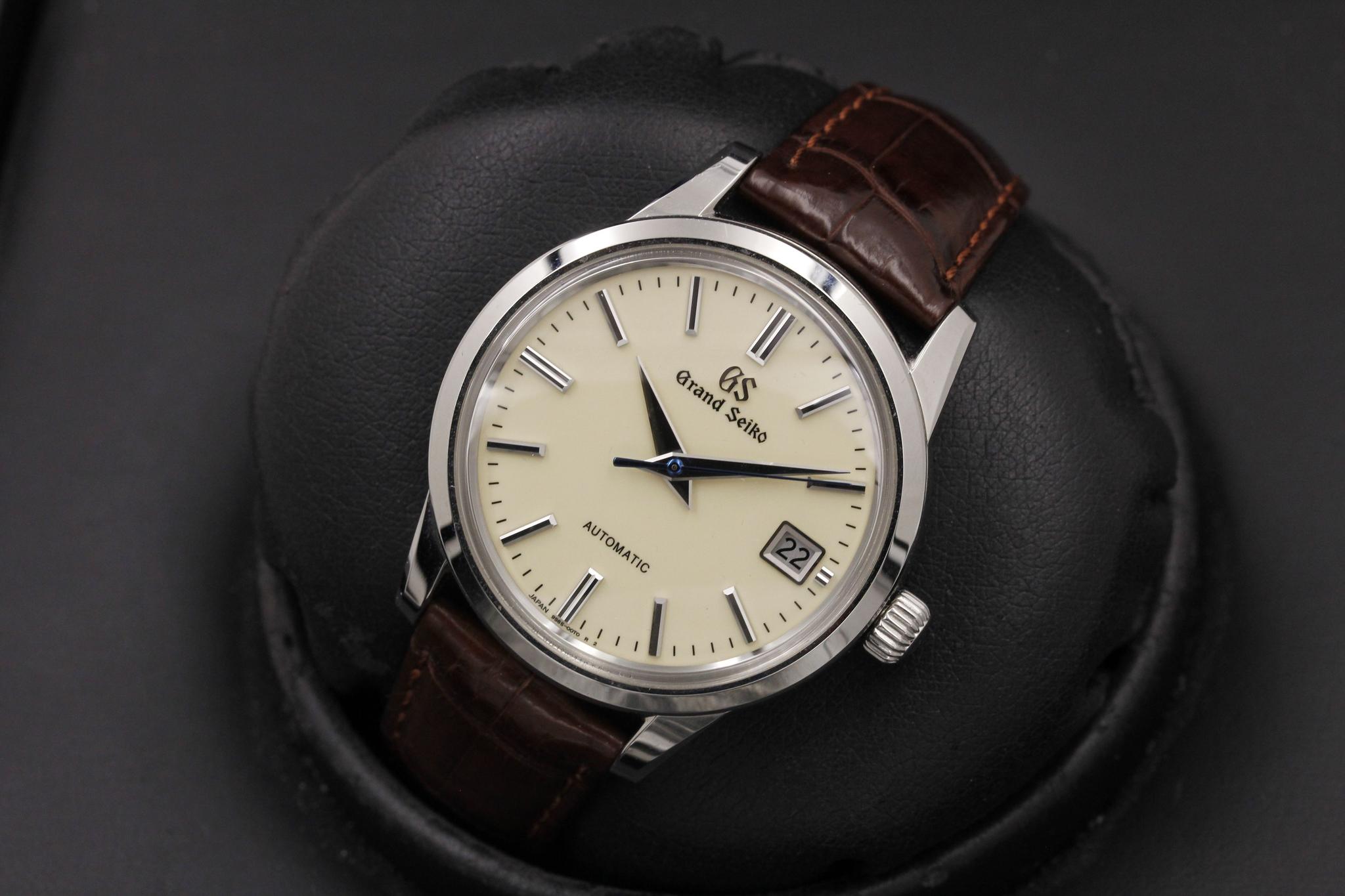 Watch Image 9