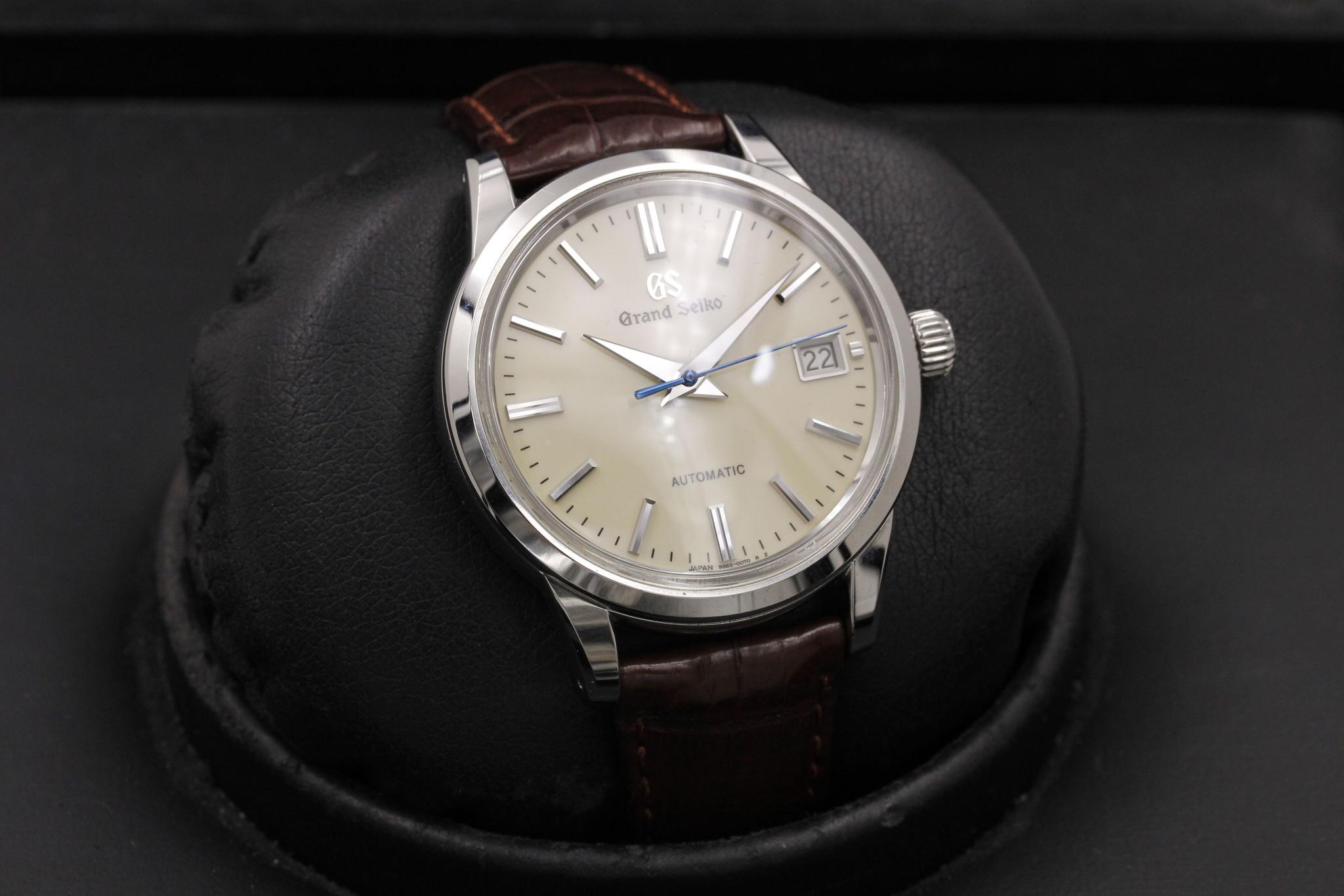Watch Image 10