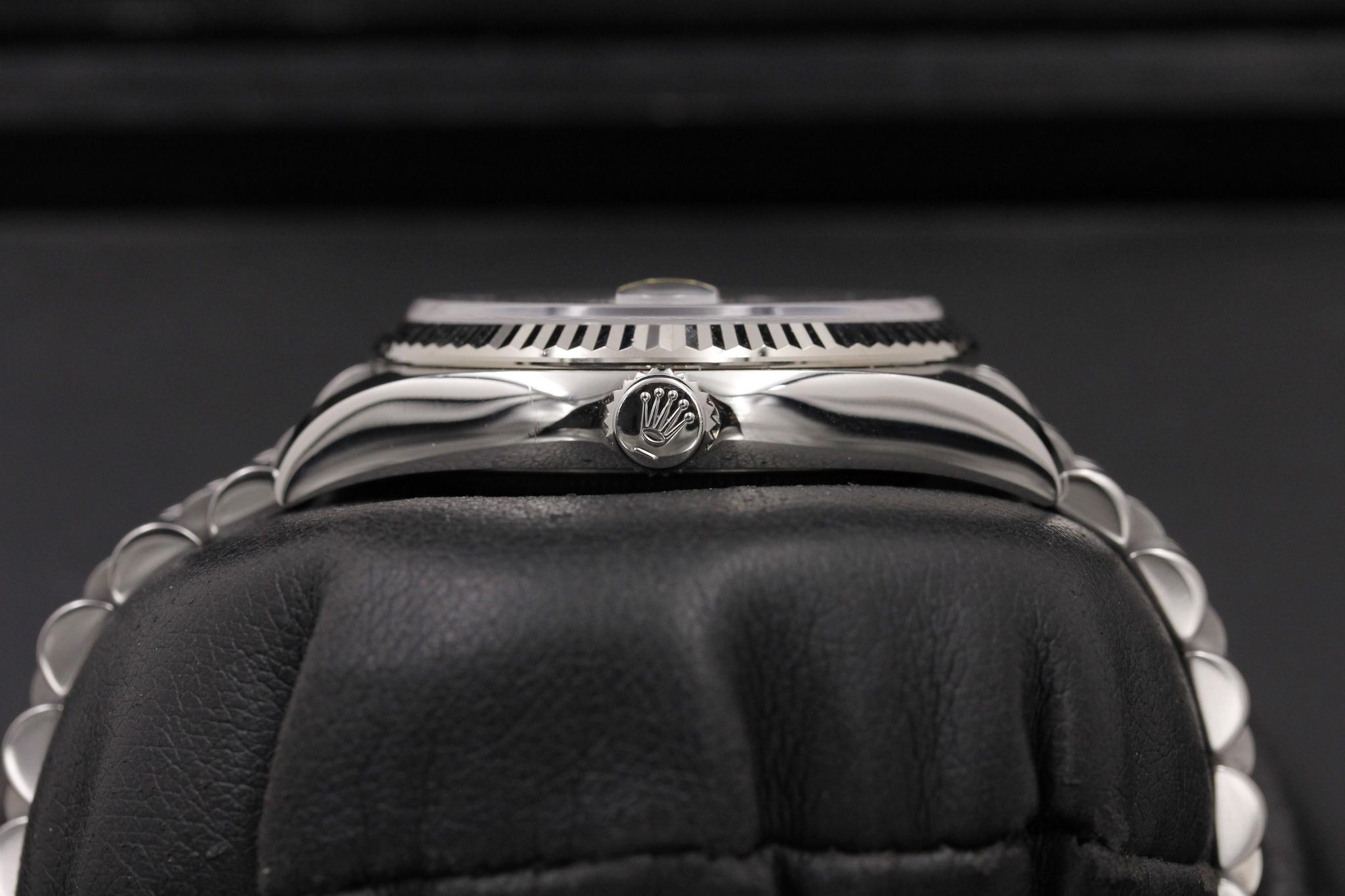 Watch Image 3
