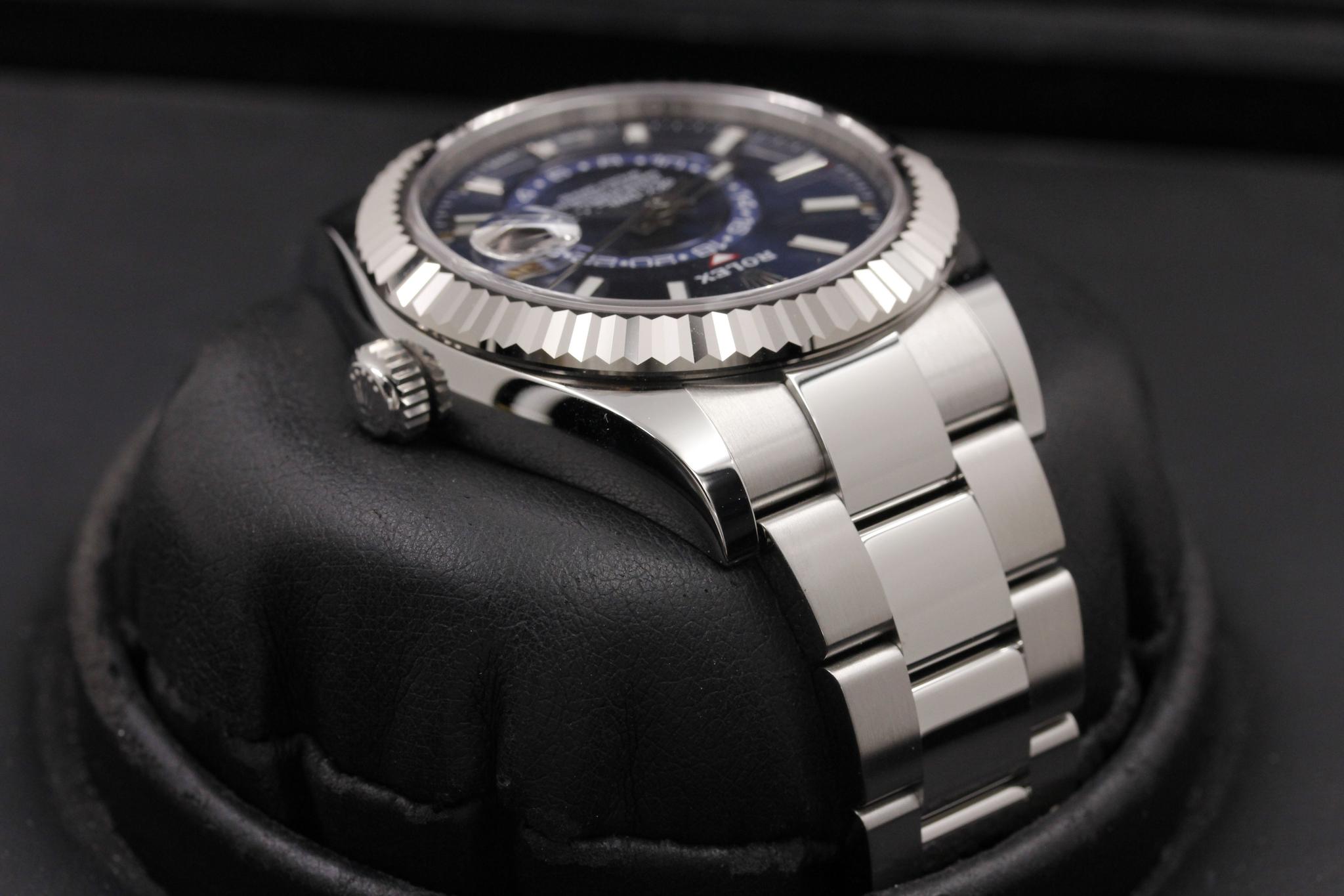Watch Image 4