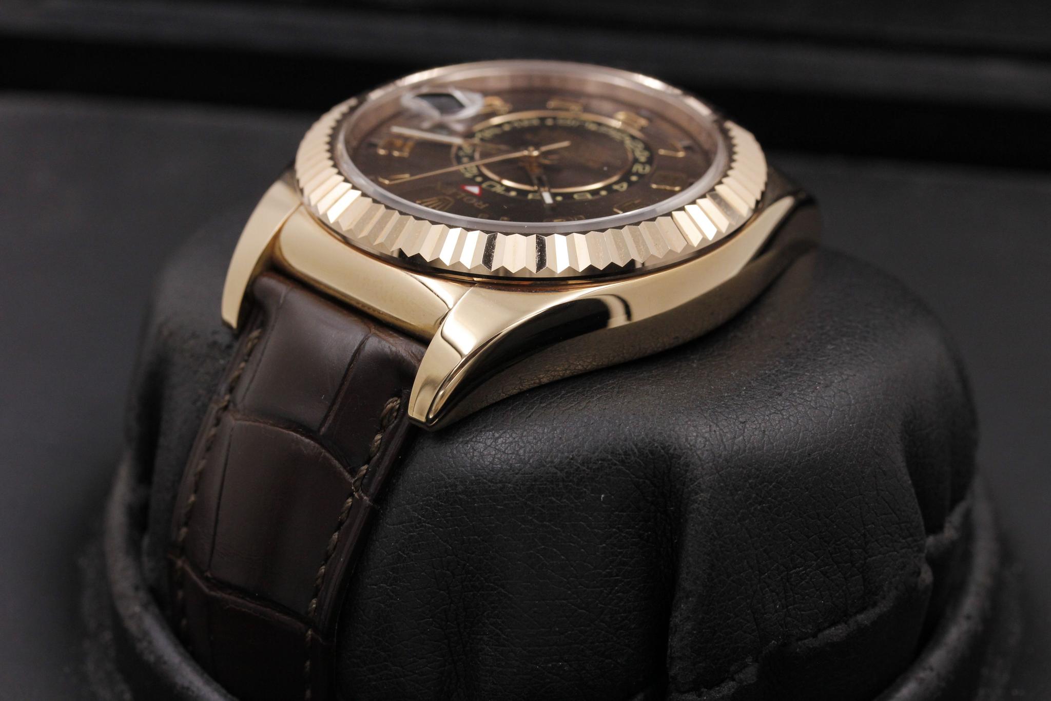 Watch Image 5