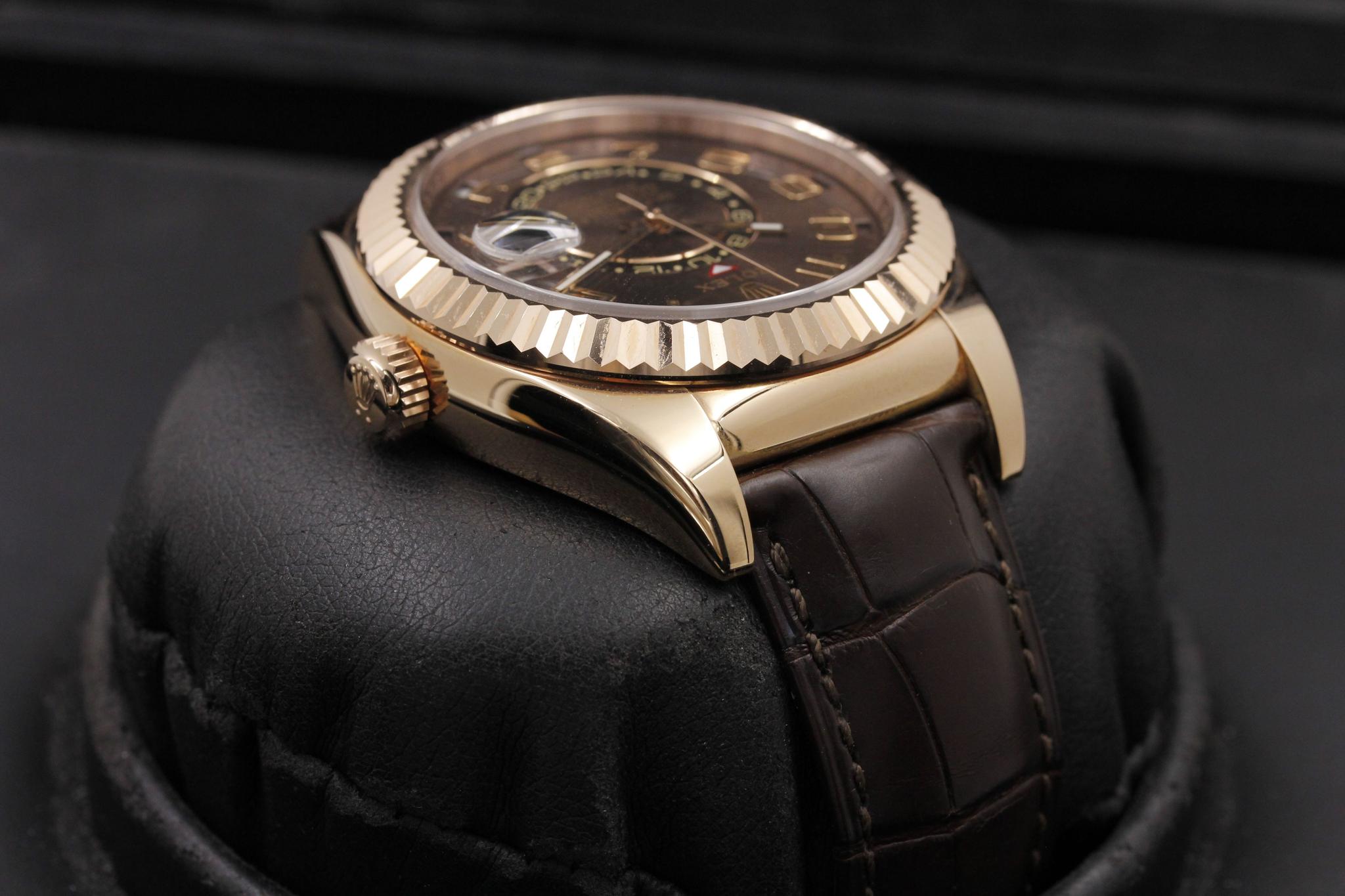 Watch Image 4