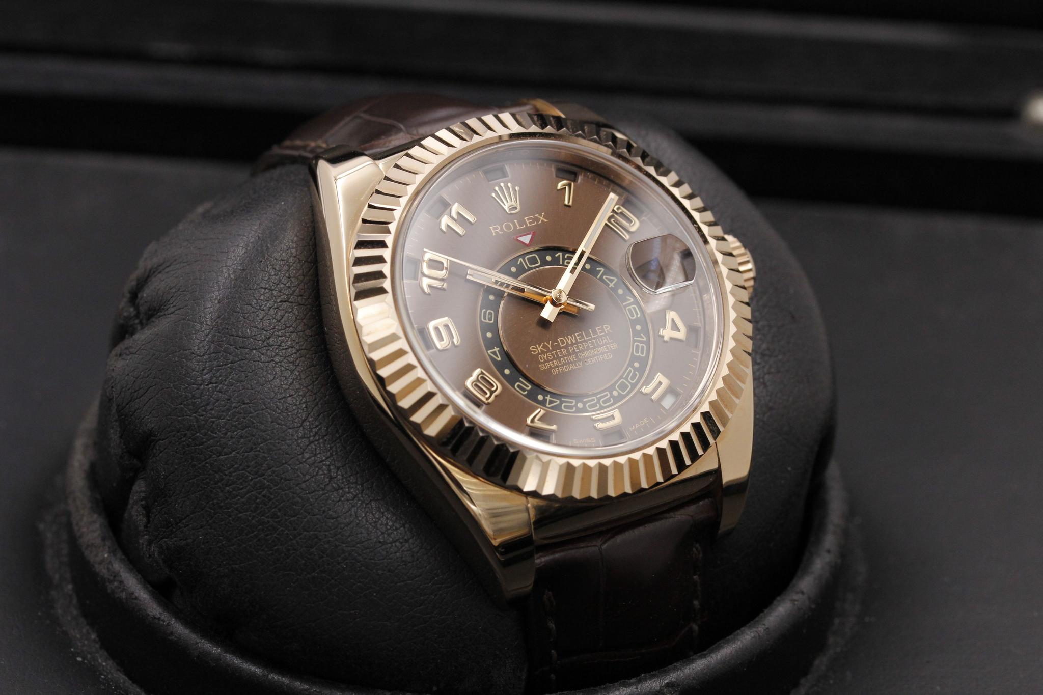 Watch Image 10