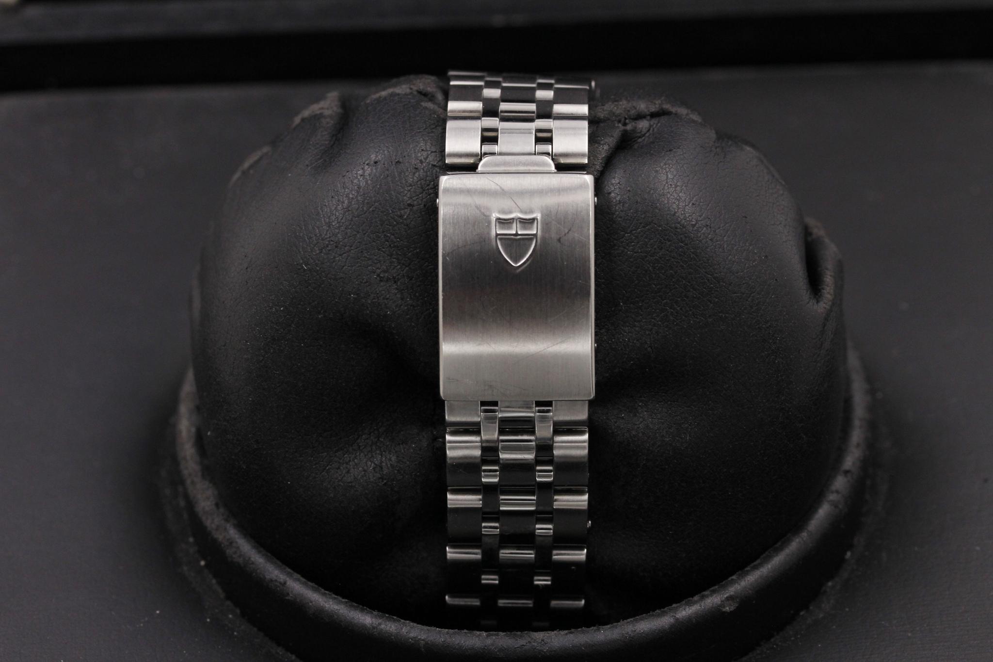 Watch Image 7