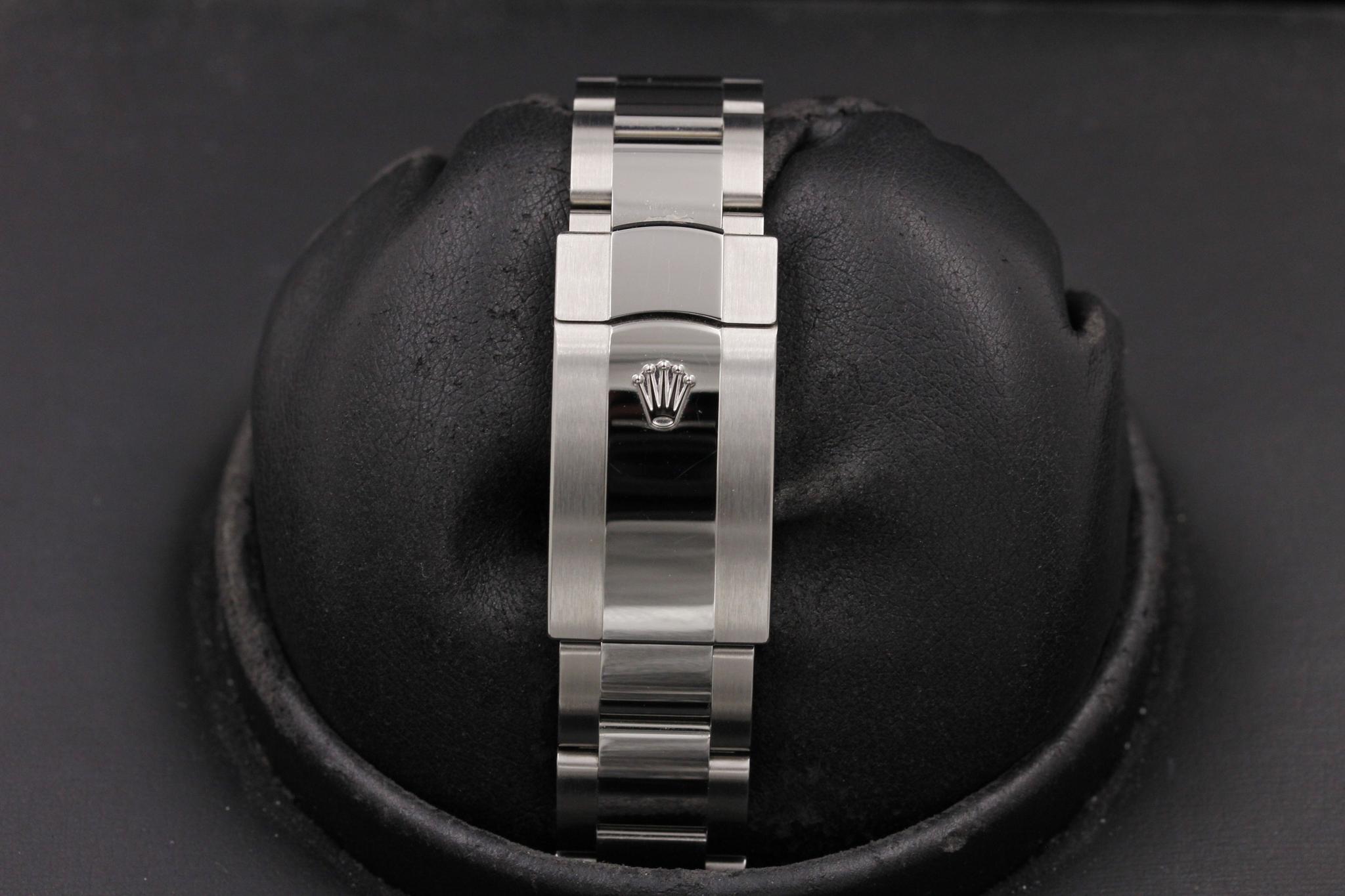 Watch Image 9