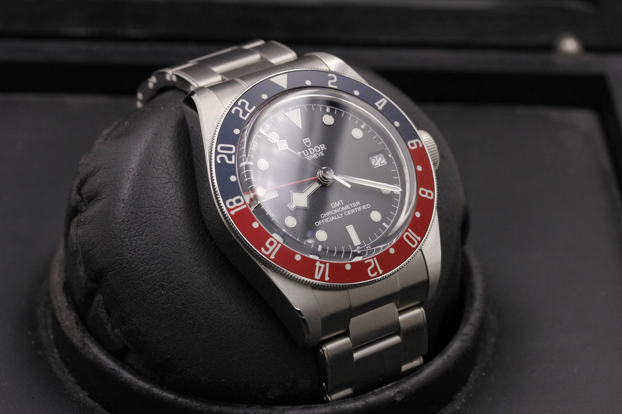 Watch Image 10