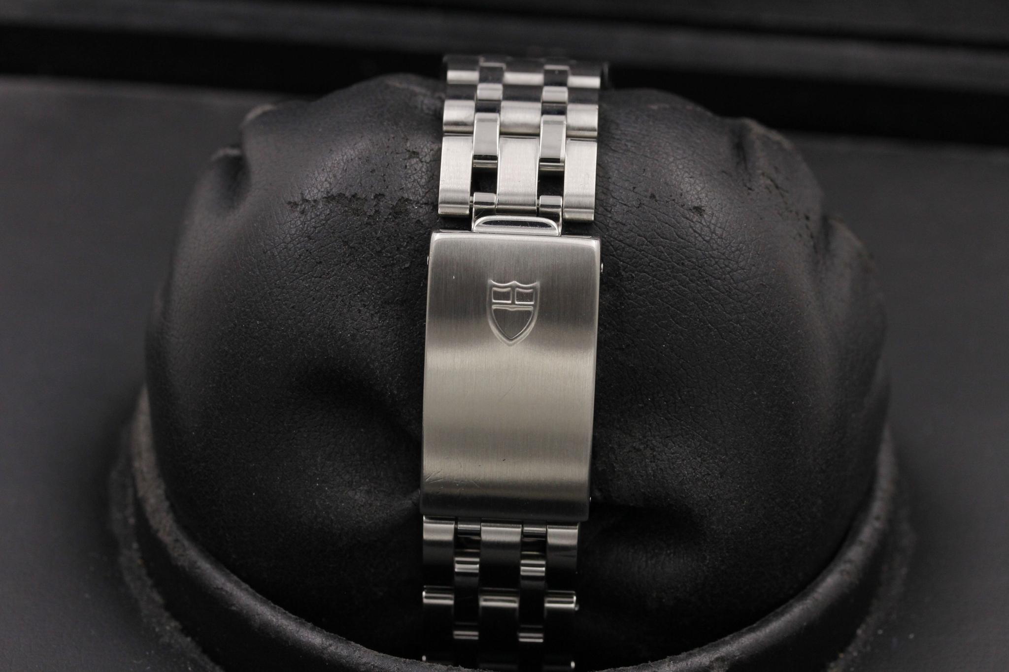 Watch Image 9