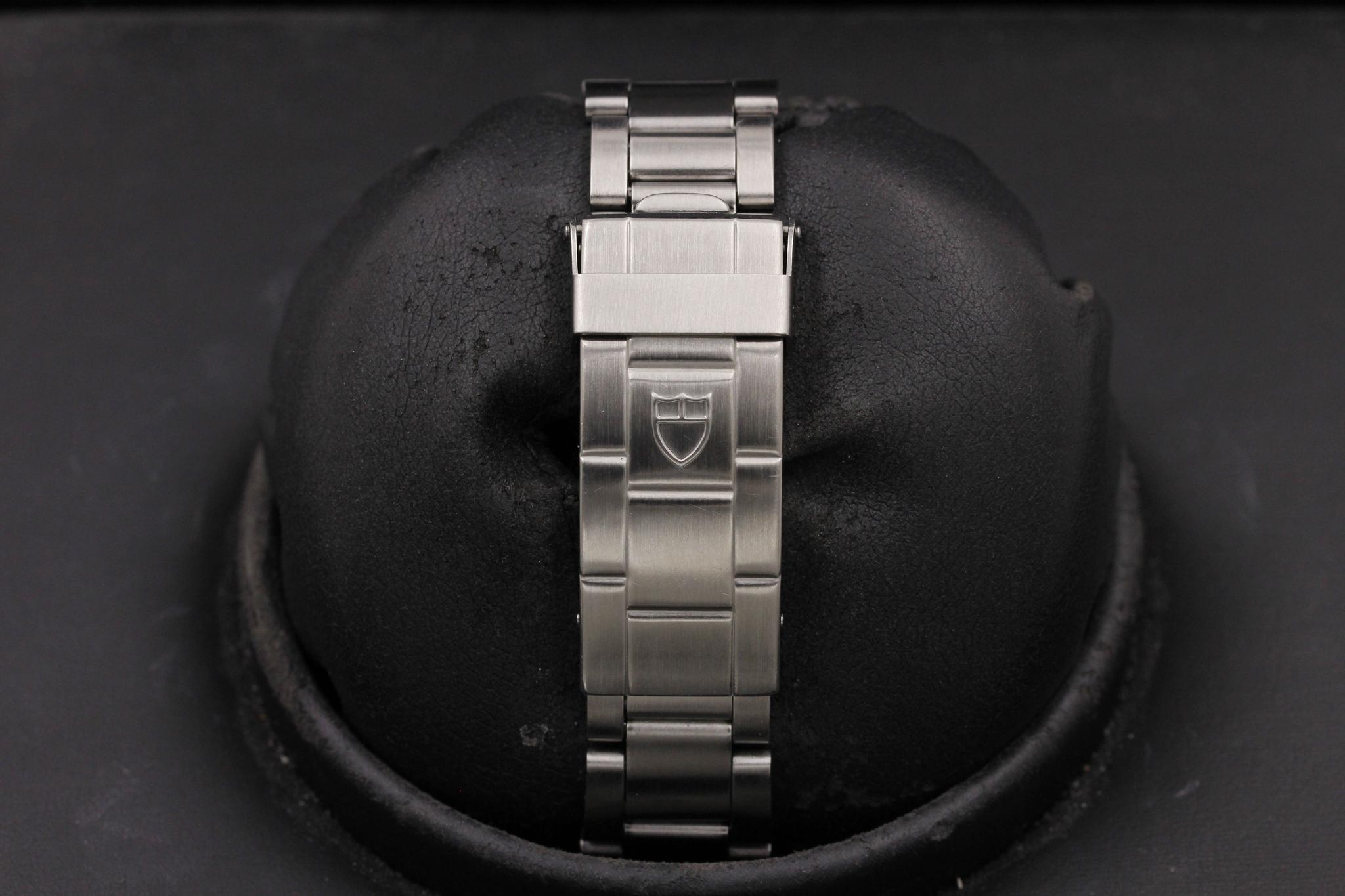 Watch Image 11