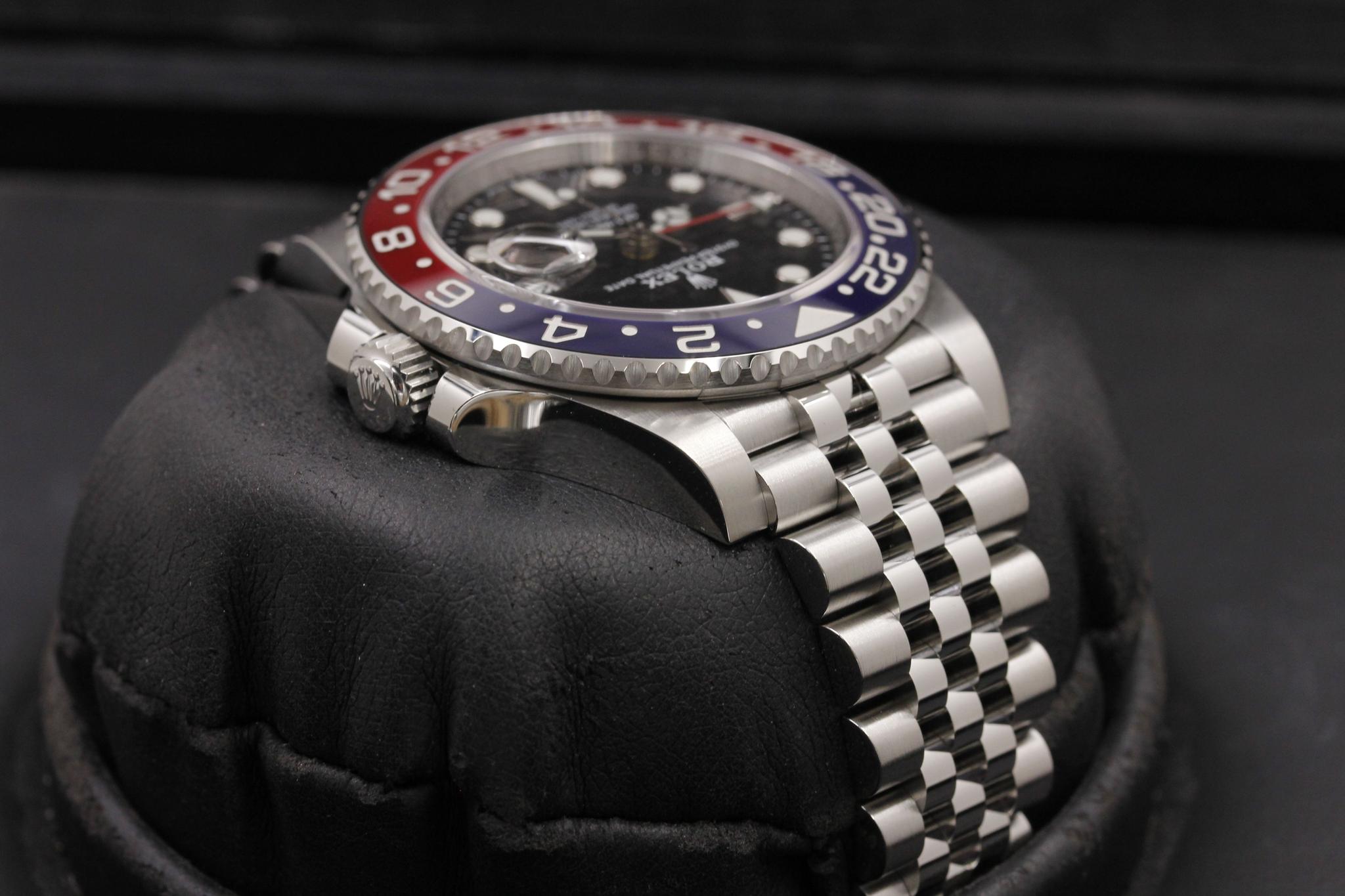 Watch Image 4
