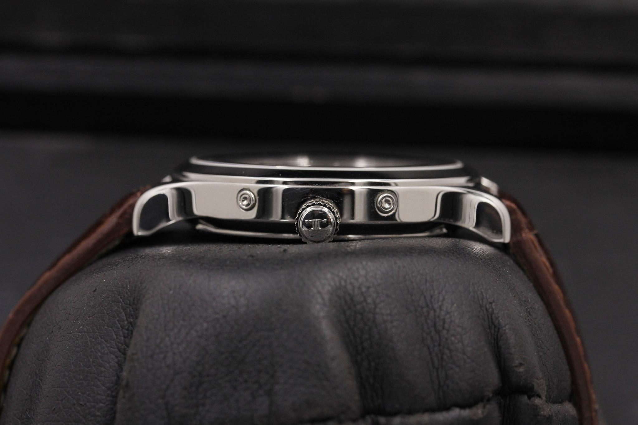 Watch Image 4