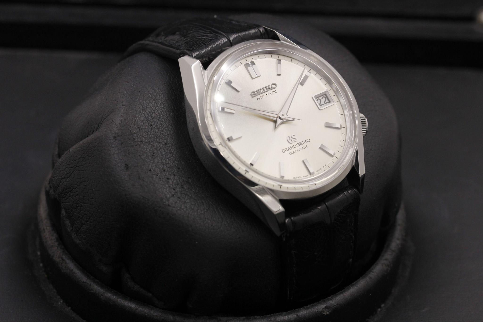 Watch Image 10