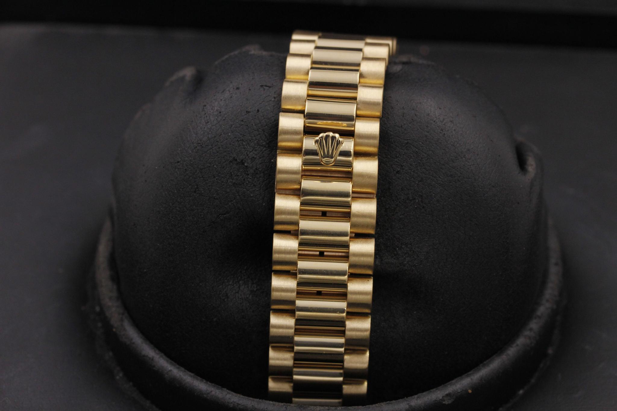 Watch Image 10
