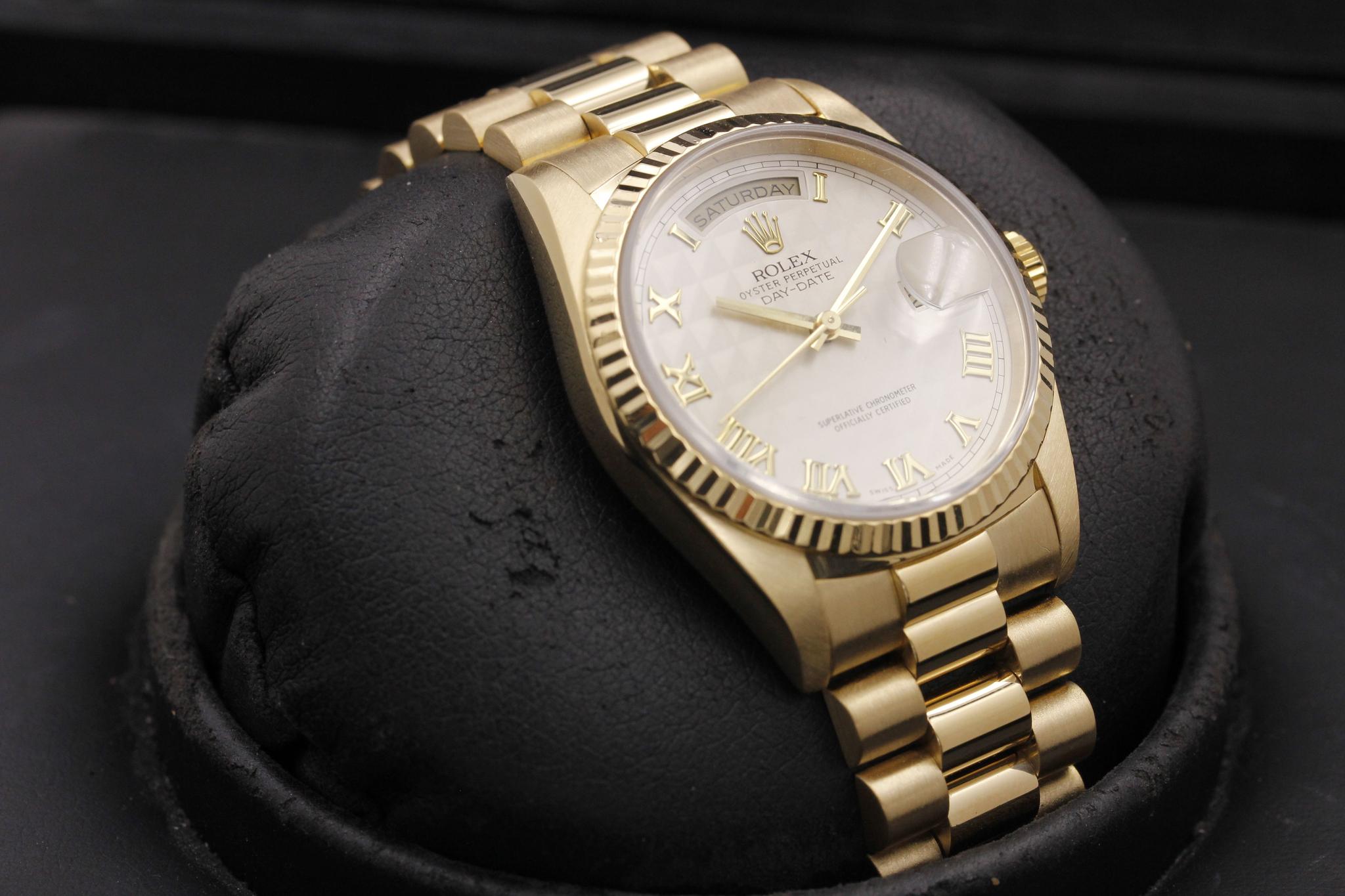 Watch Image 12