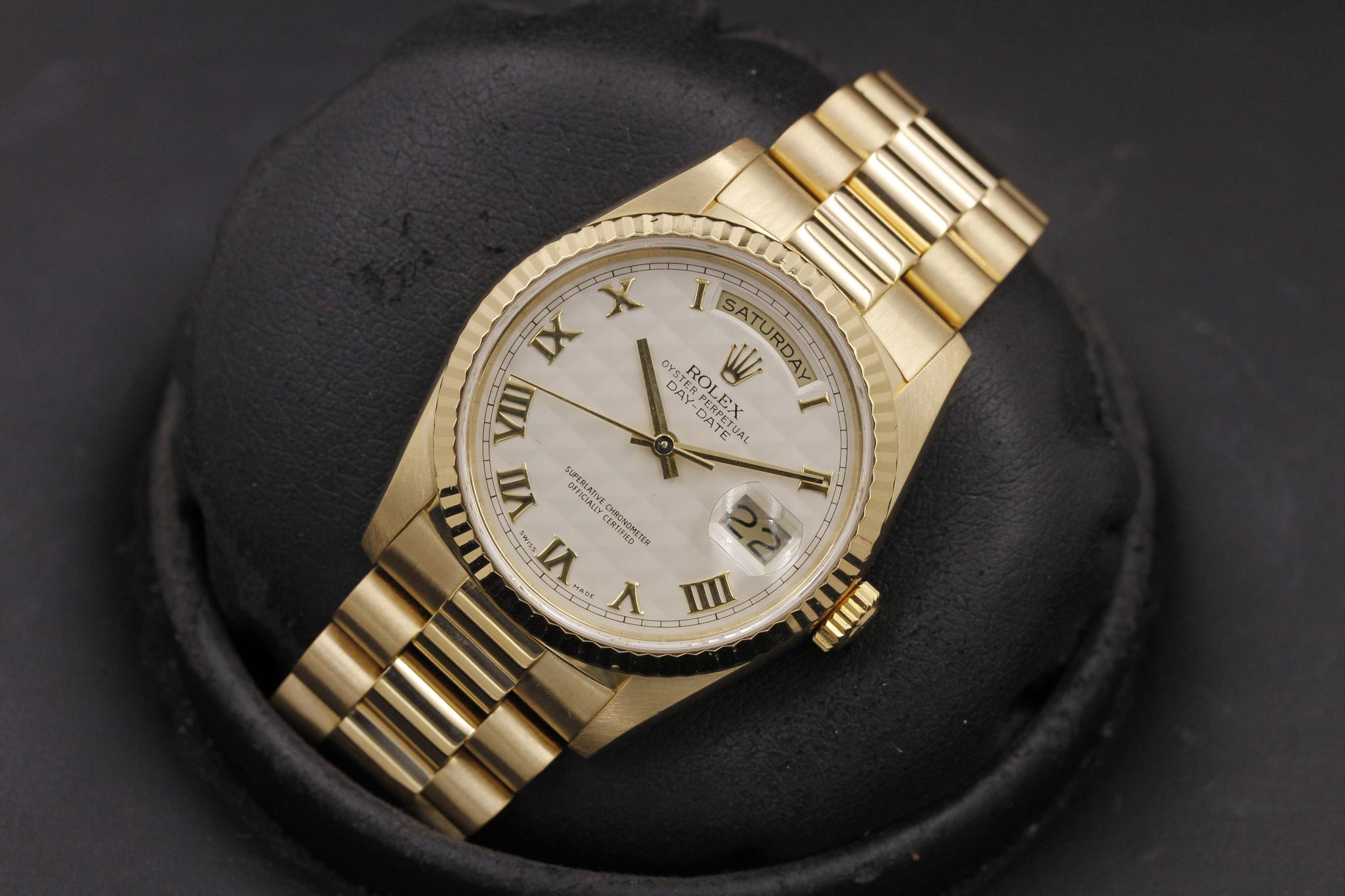 Watch Image 11
