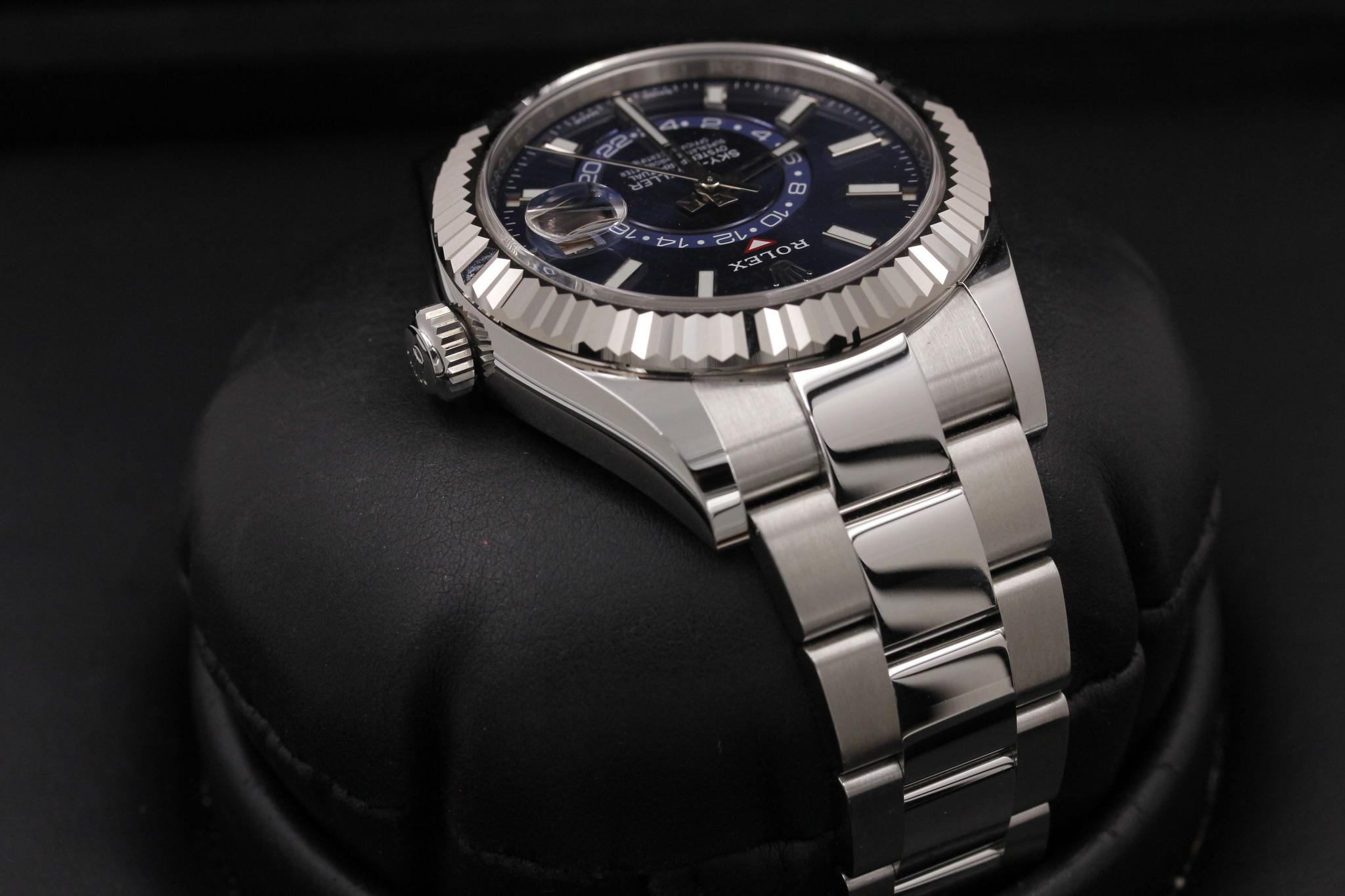 Watch Image 4