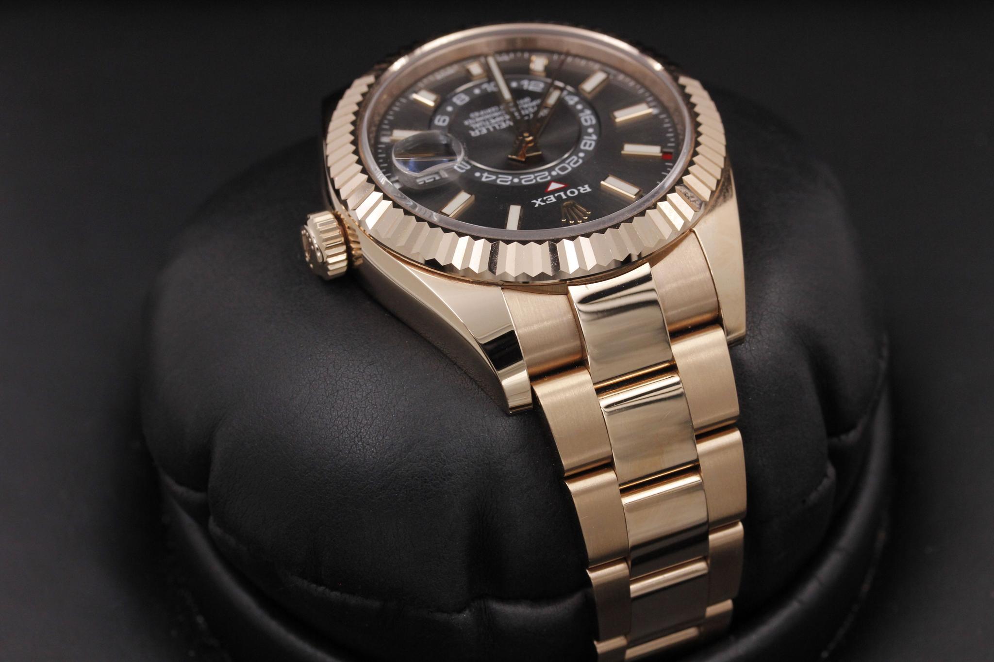 Watch Image 4