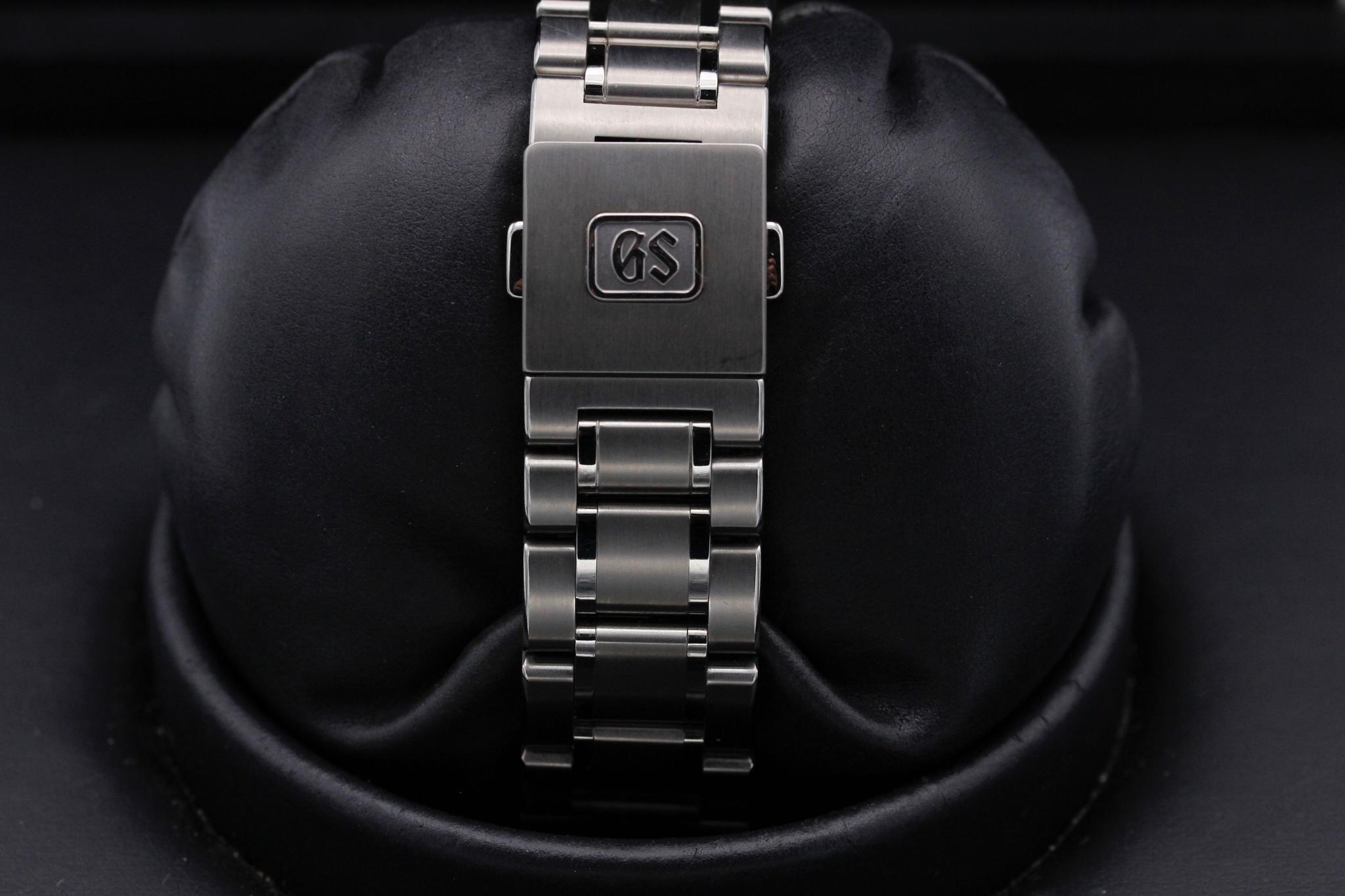 Watch Image 9