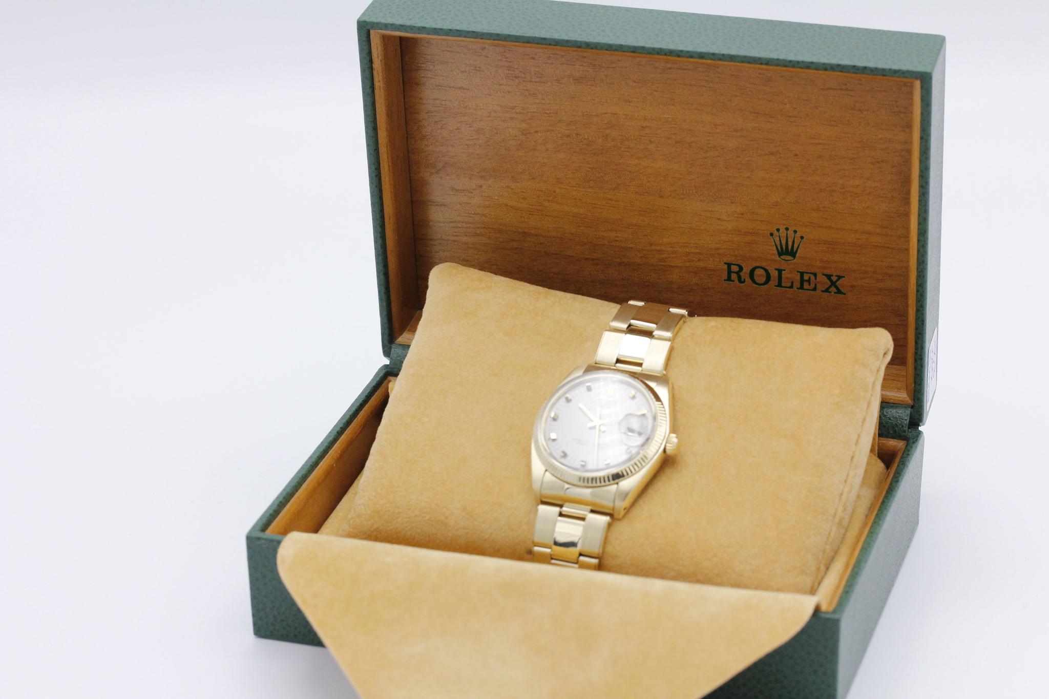 Watch Image 17