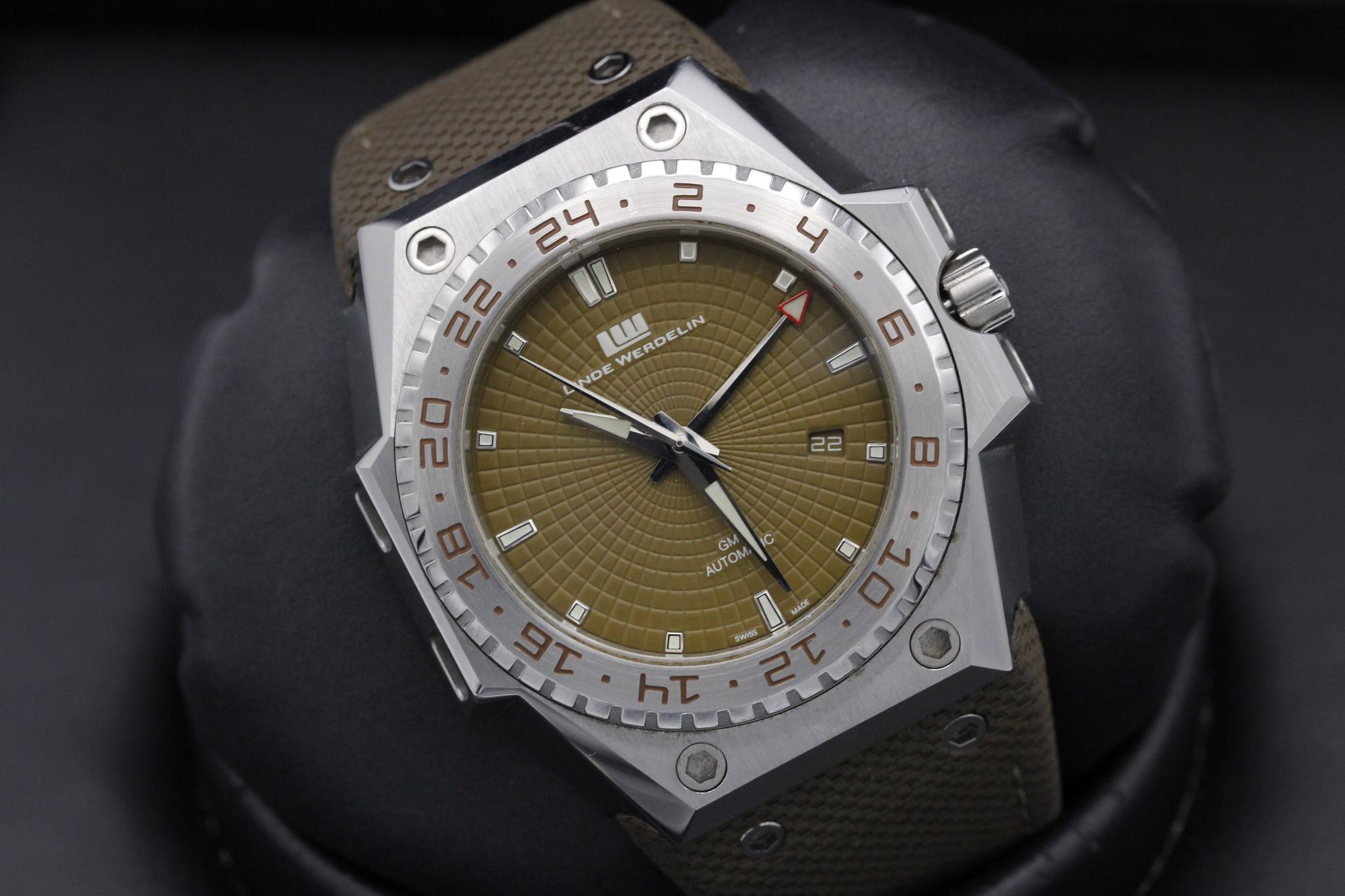 Watch Image 10