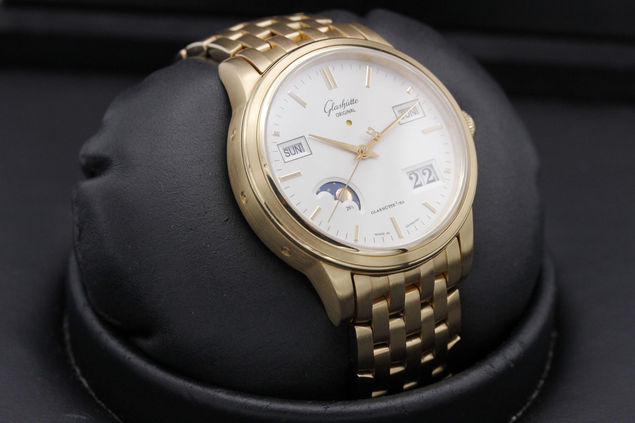 Watch Image 10