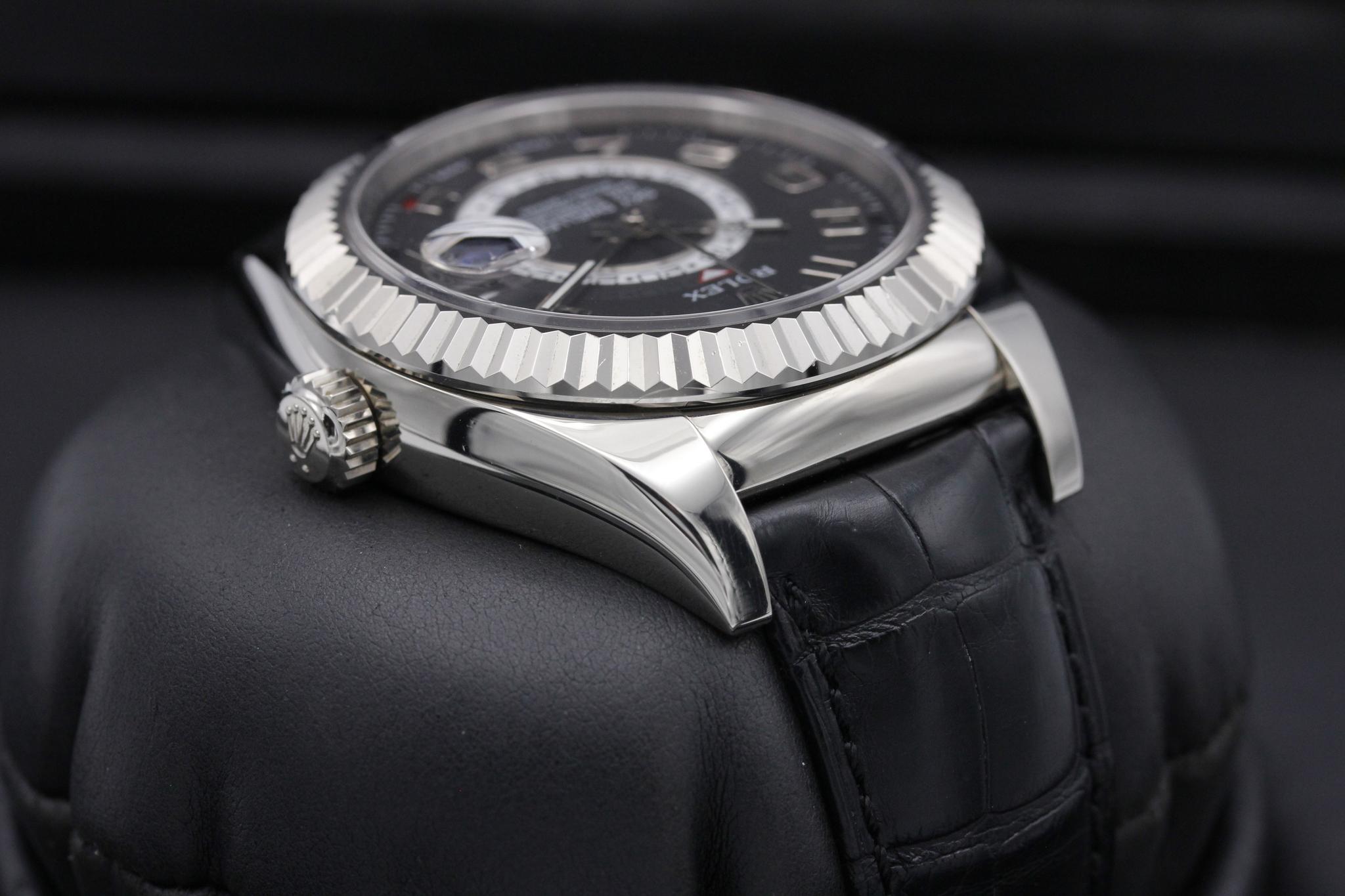 Watch Image 4