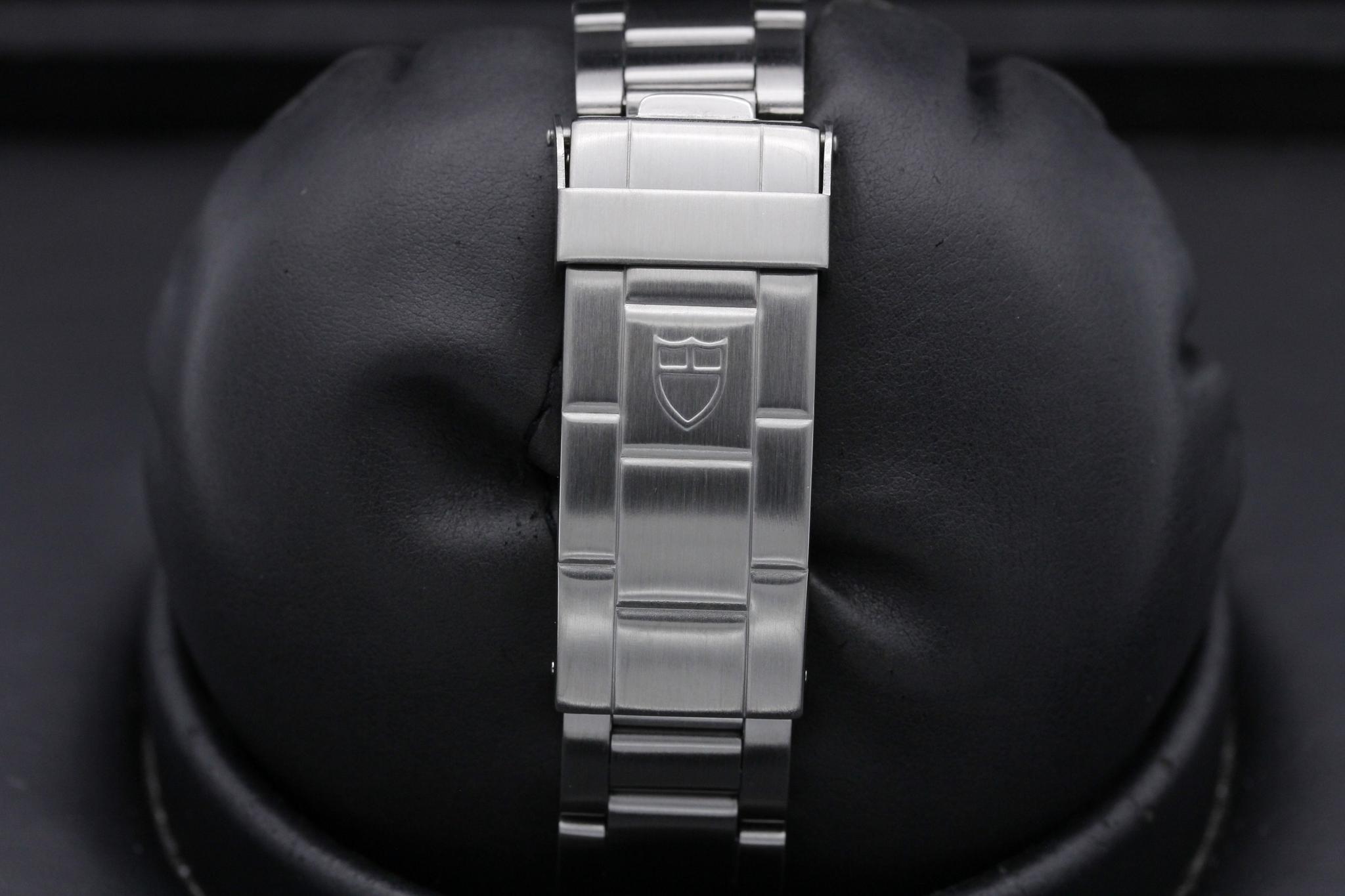 Watch Image 12