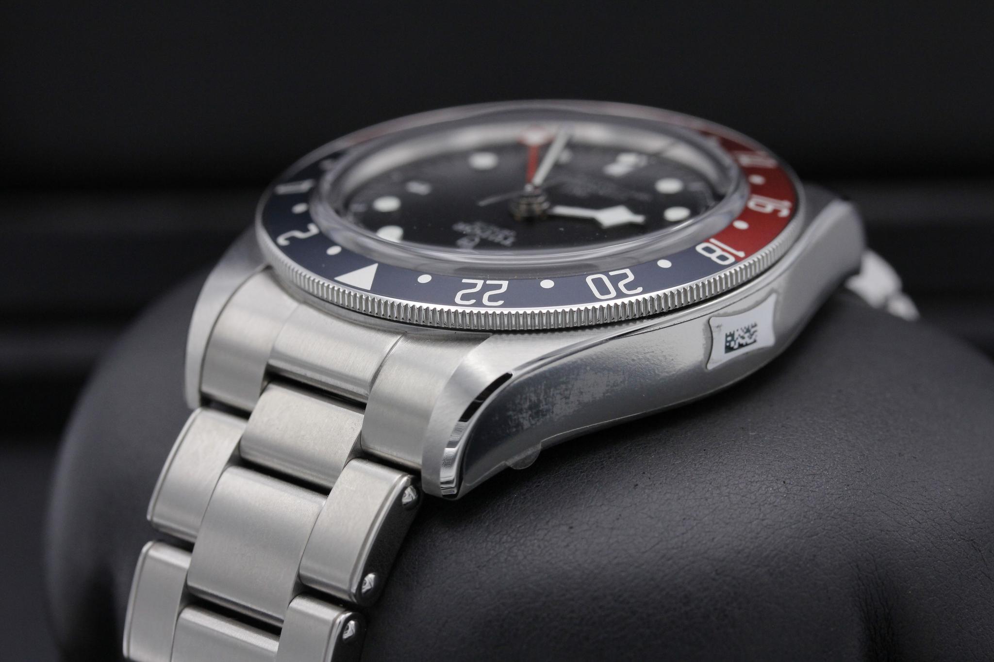 Watch Image 6