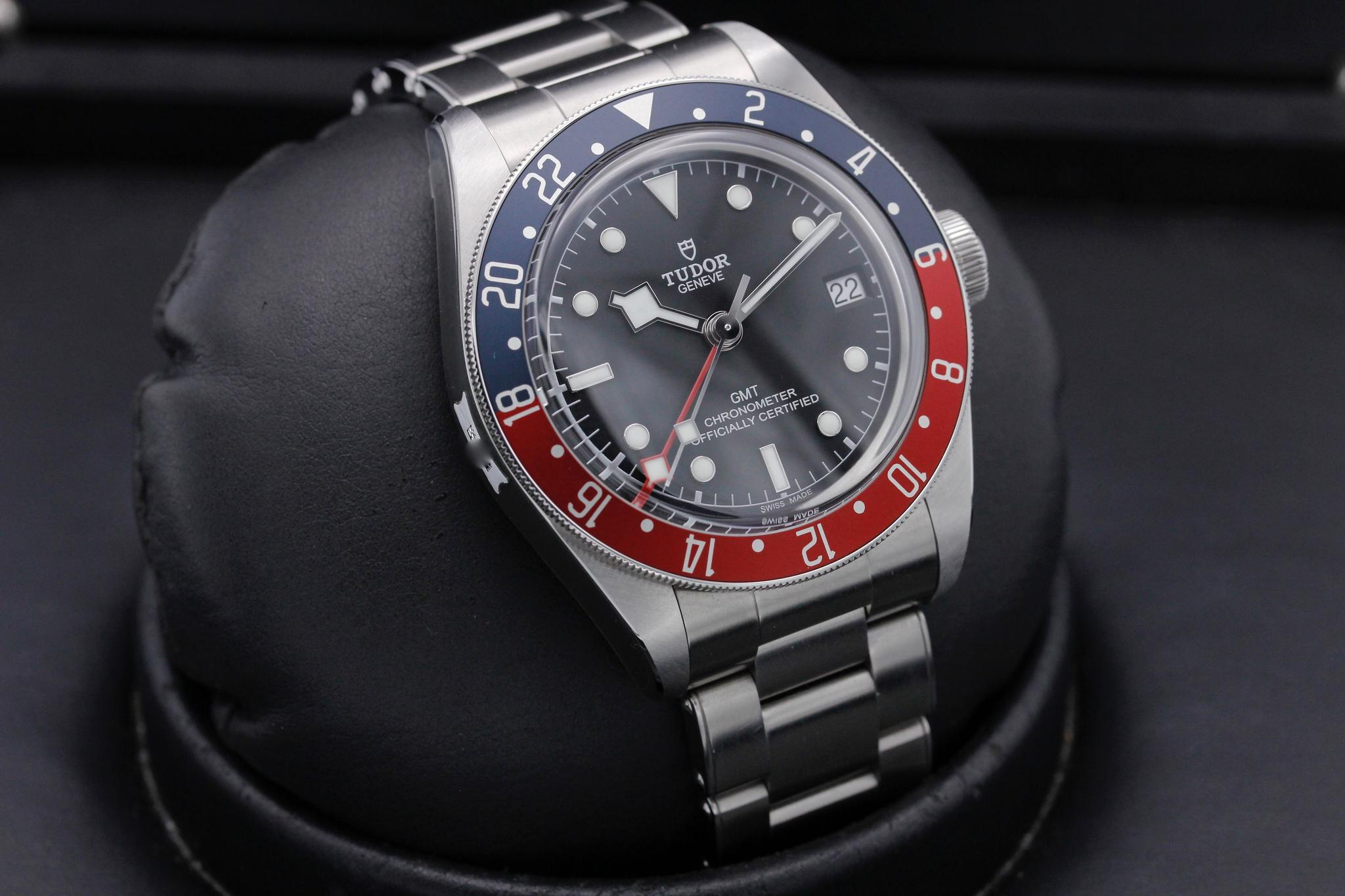 Watch Image 10