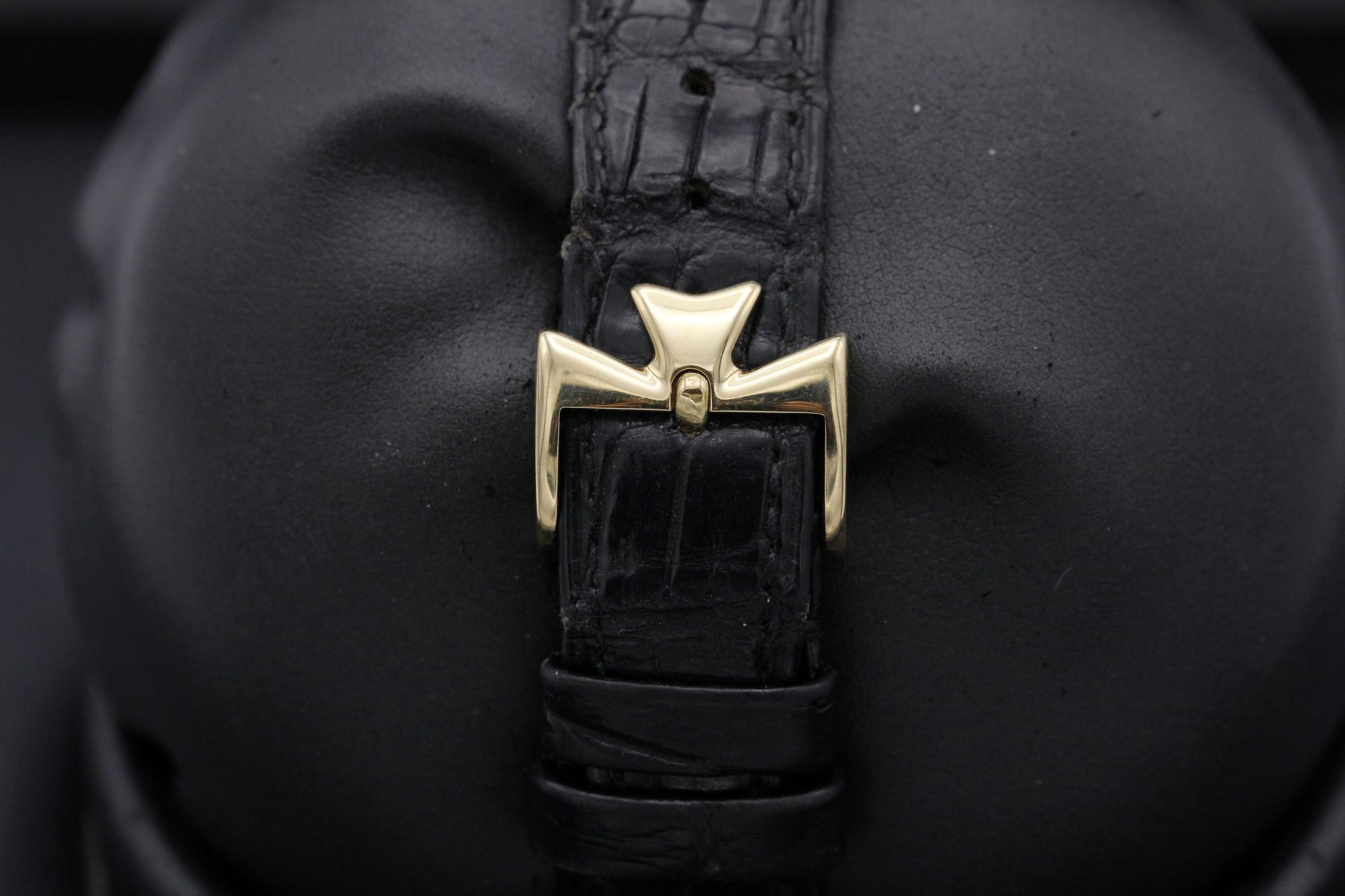 Watch Image 12