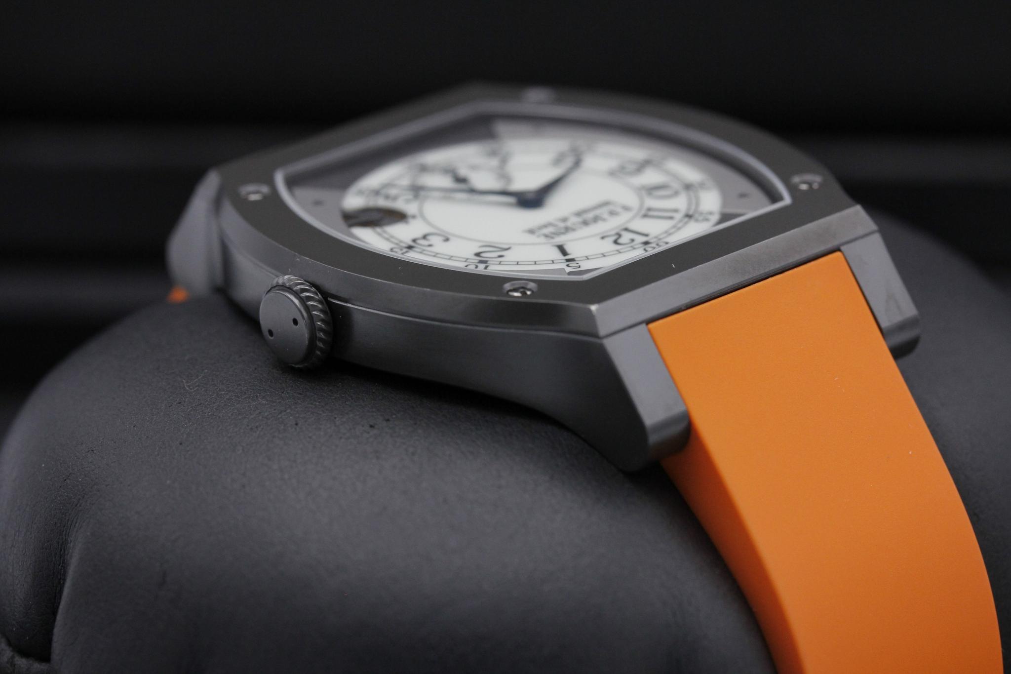 Watch Image 4