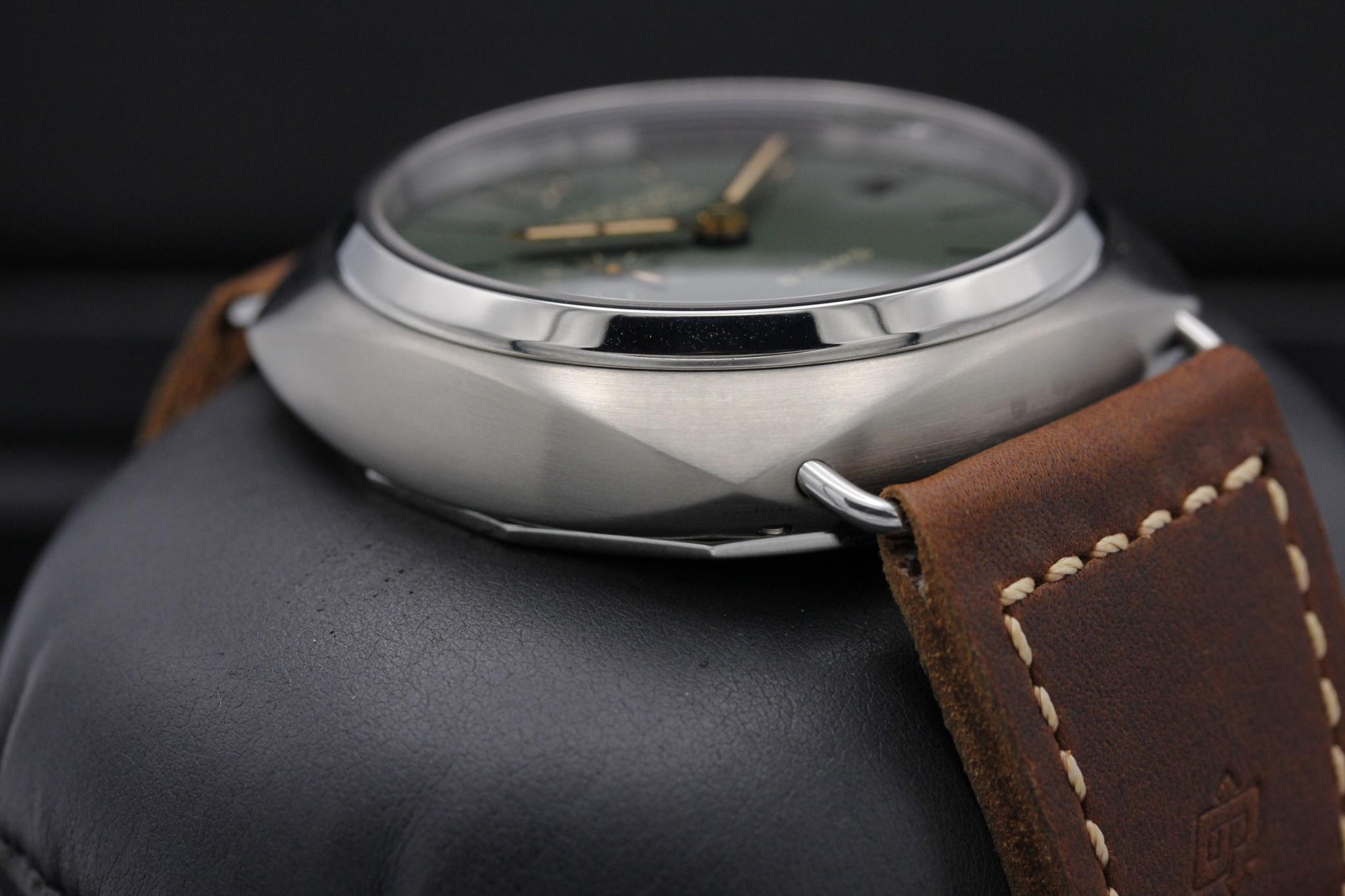 Watch Image 6