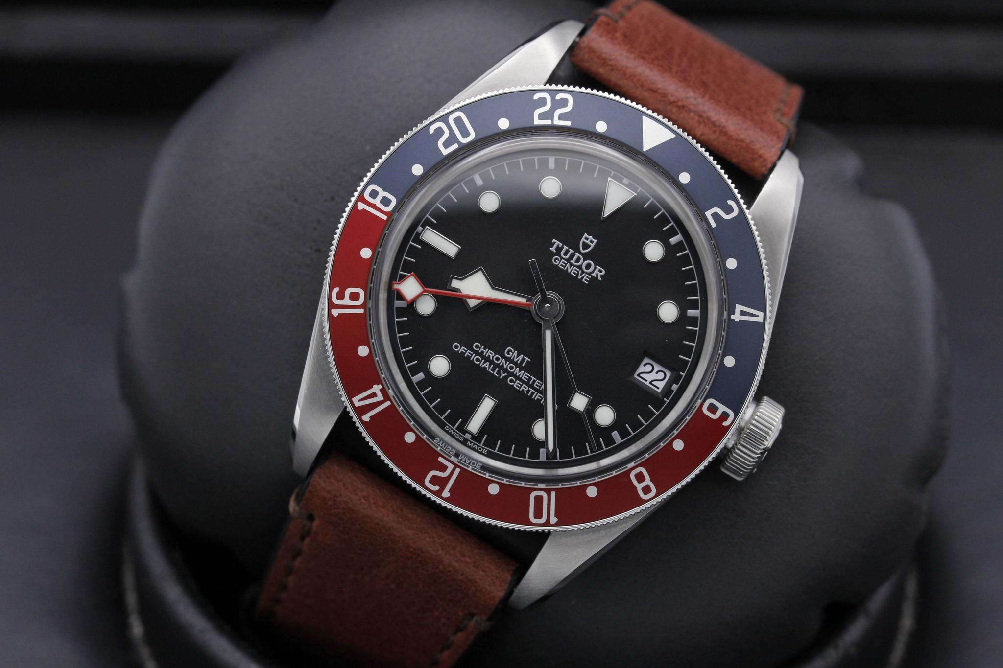 Watch Image 10