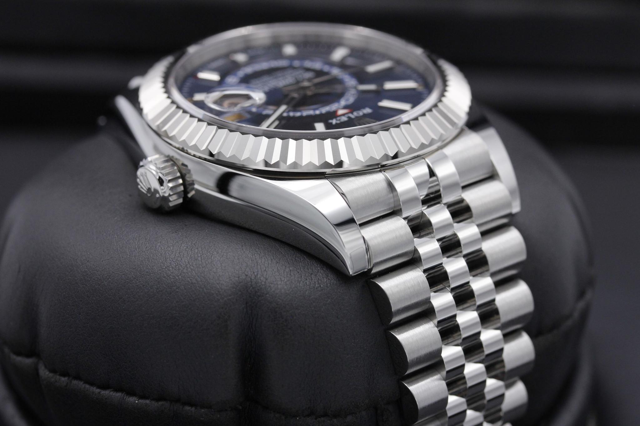 Watch Image 4