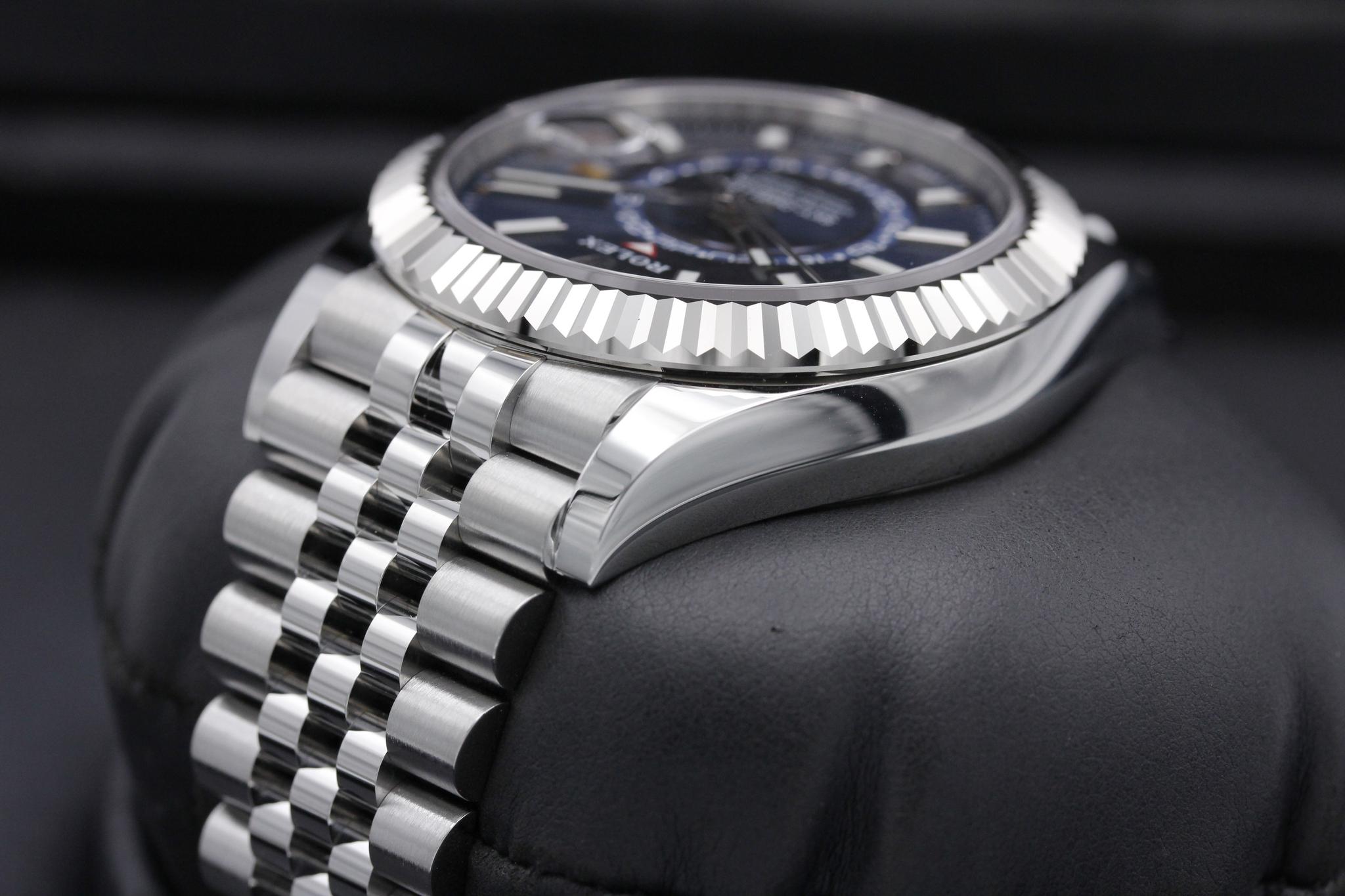 Watch Image 5